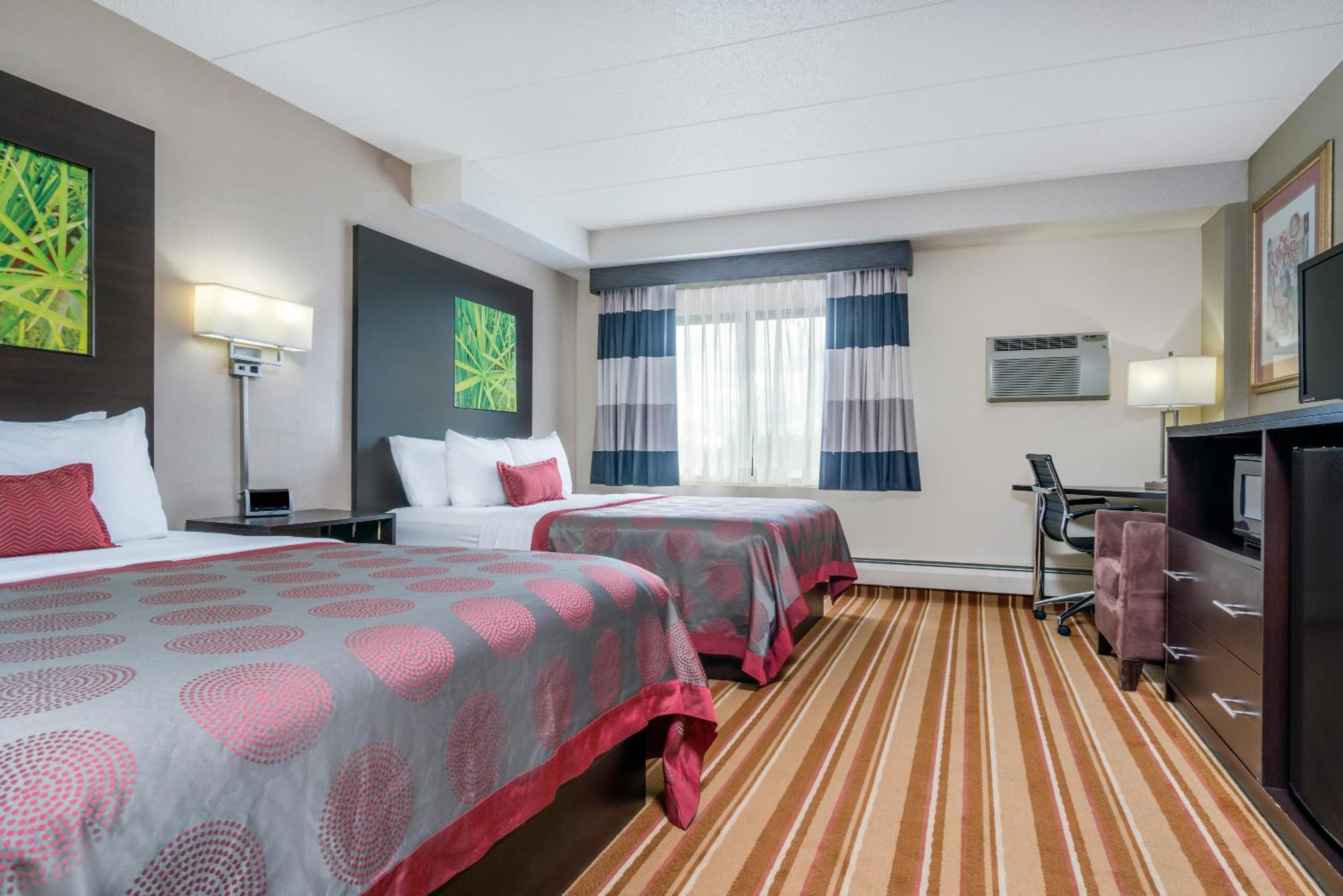 Queen Room with Two Queen Beds - Non-Smoking - Photo 3