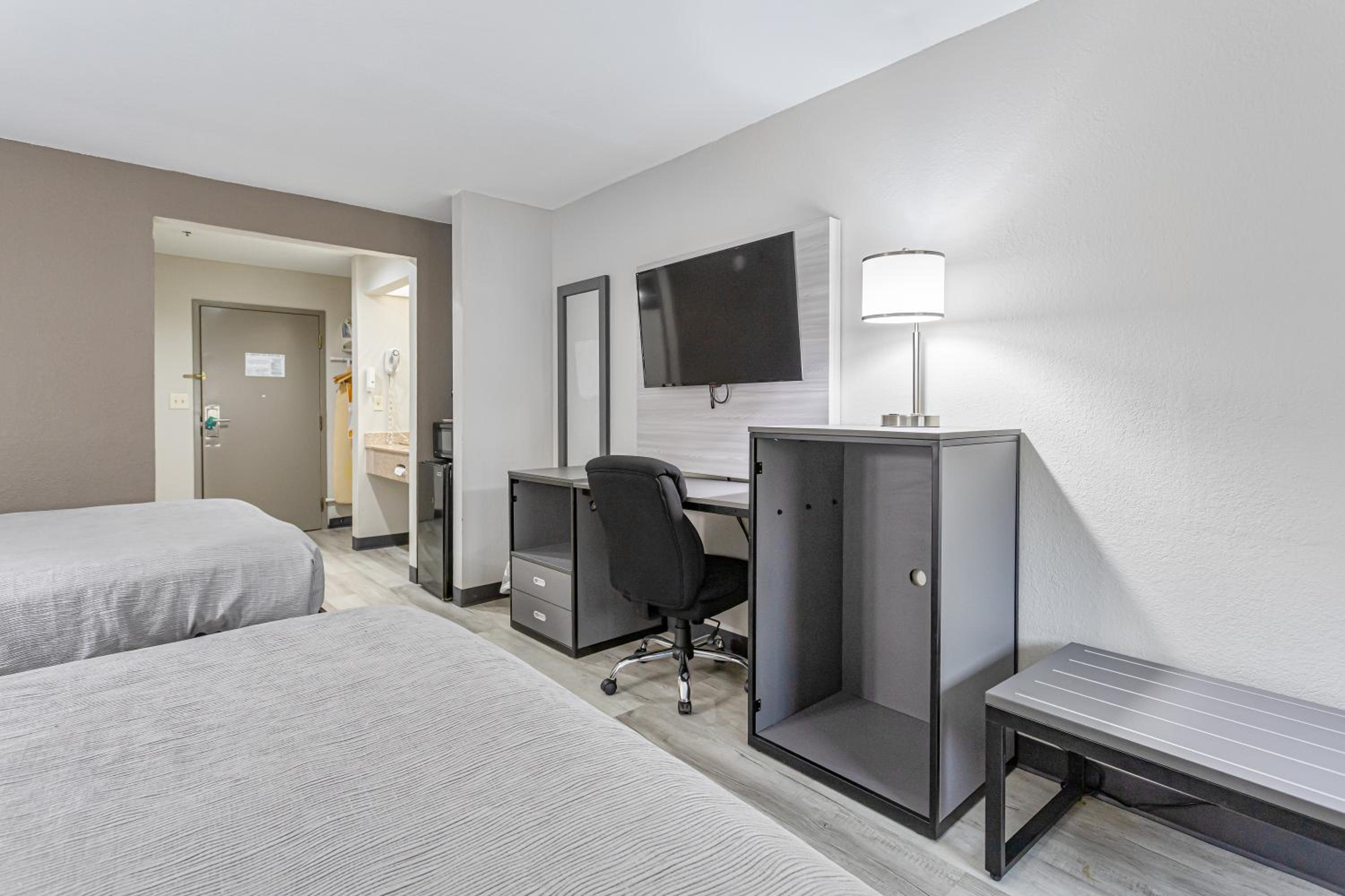 Queen Room with Two Queen Beds - Accessible/Non-Smoking  - Photo 4