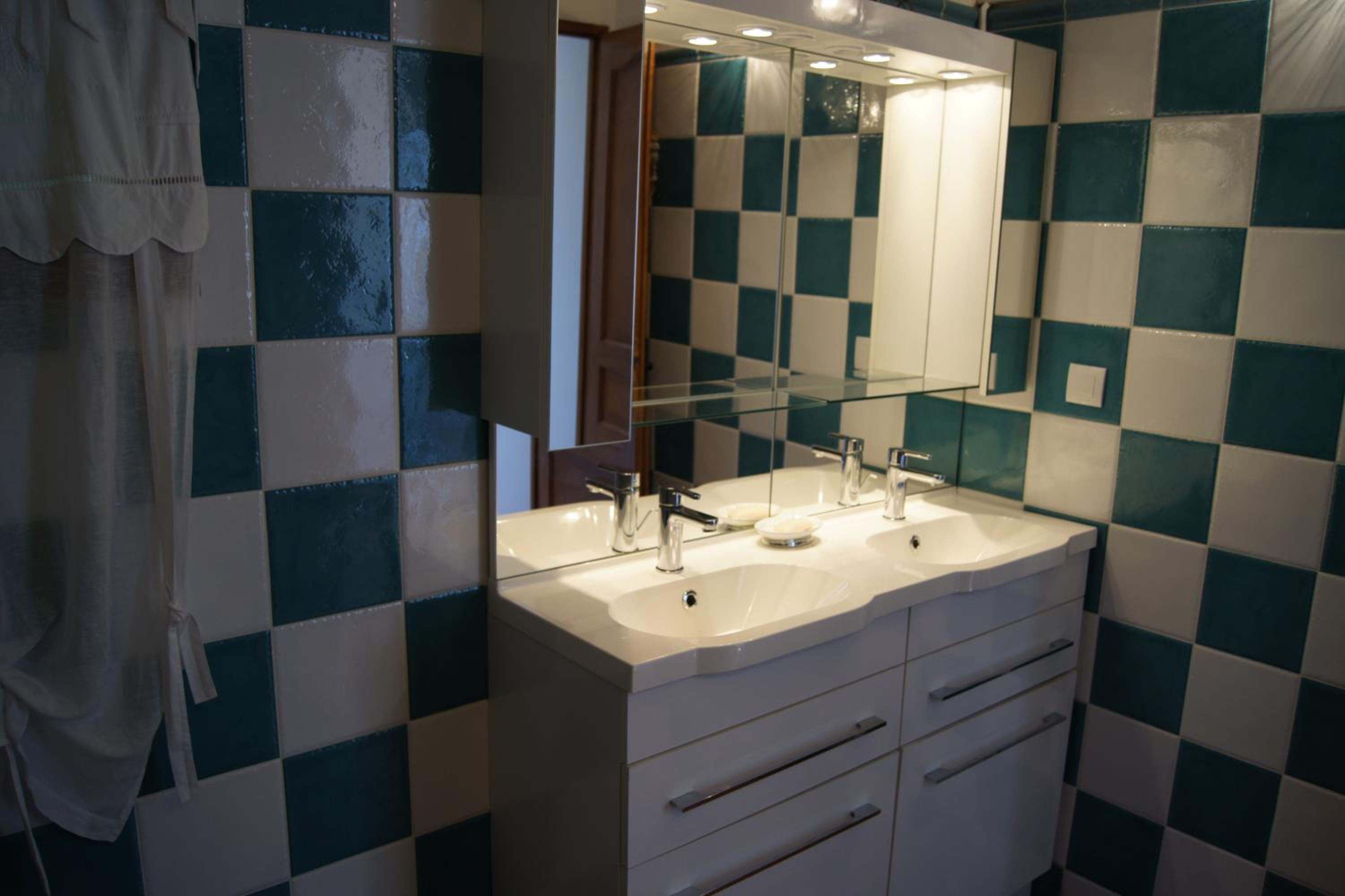 Double Room with Bath - Photo 6