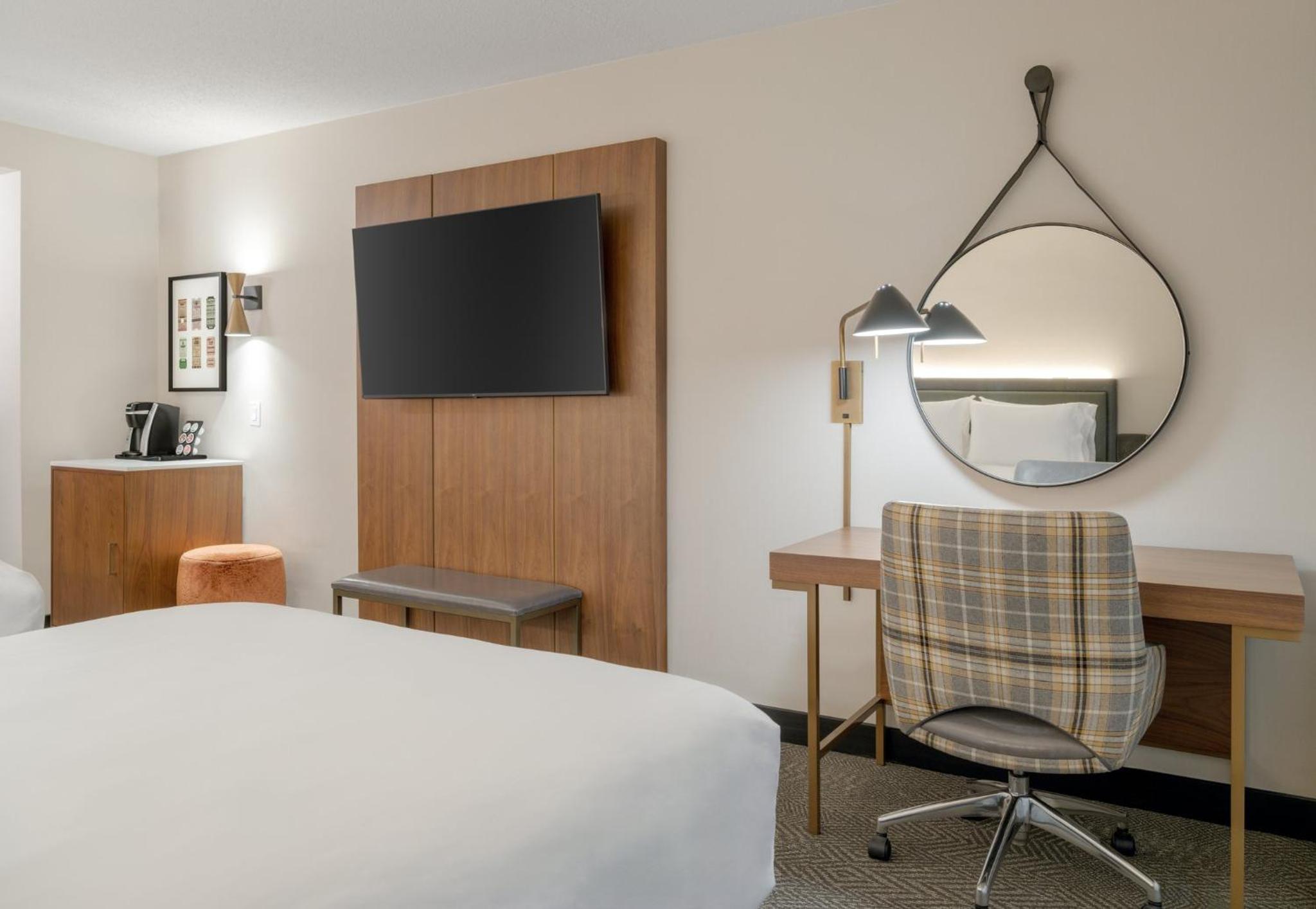 Premium Queen Room with Two Queen Beds - Photo 2