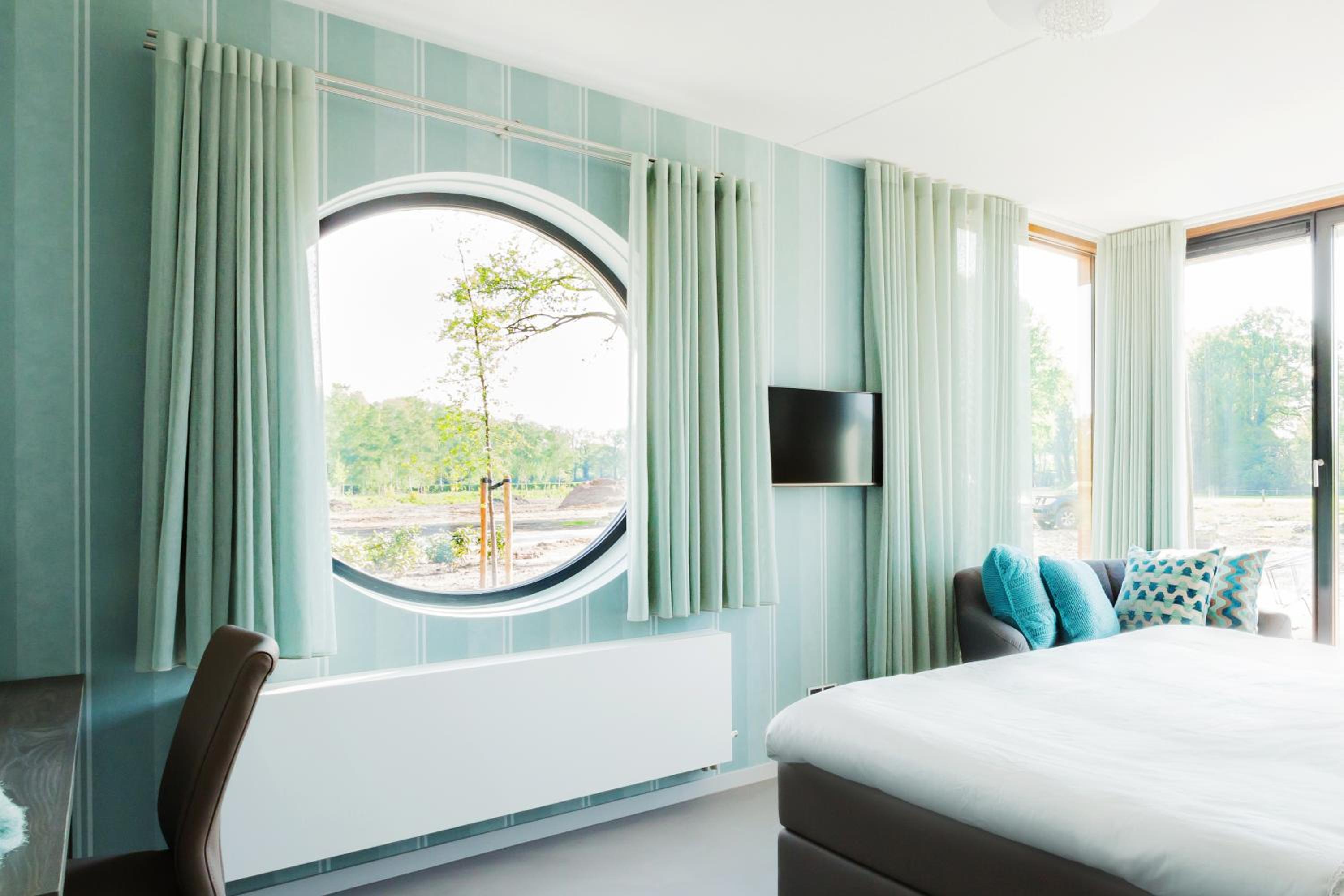 Deluxe King Room - Photo 1