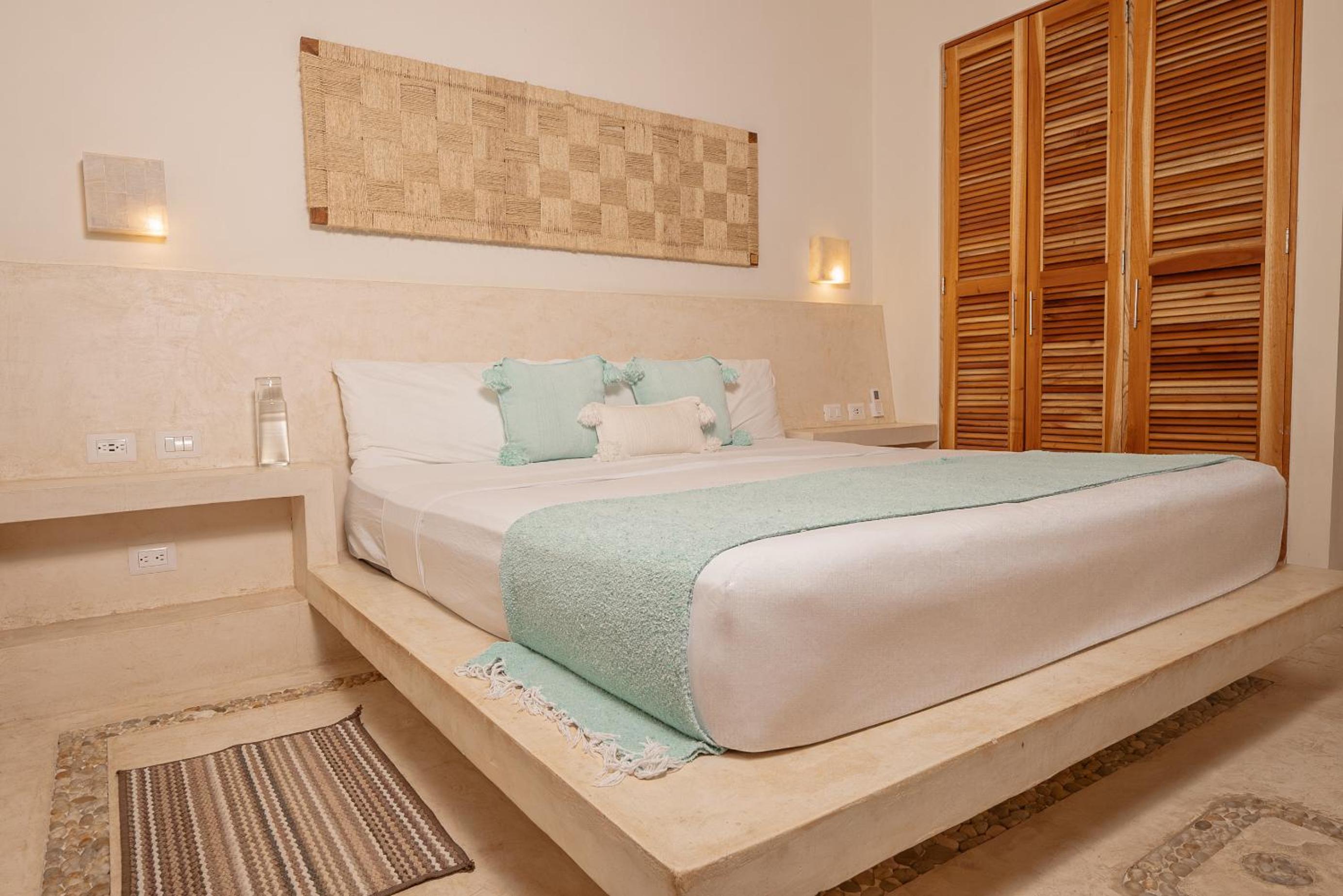 Three-Bedroom Apartment with View photo 2