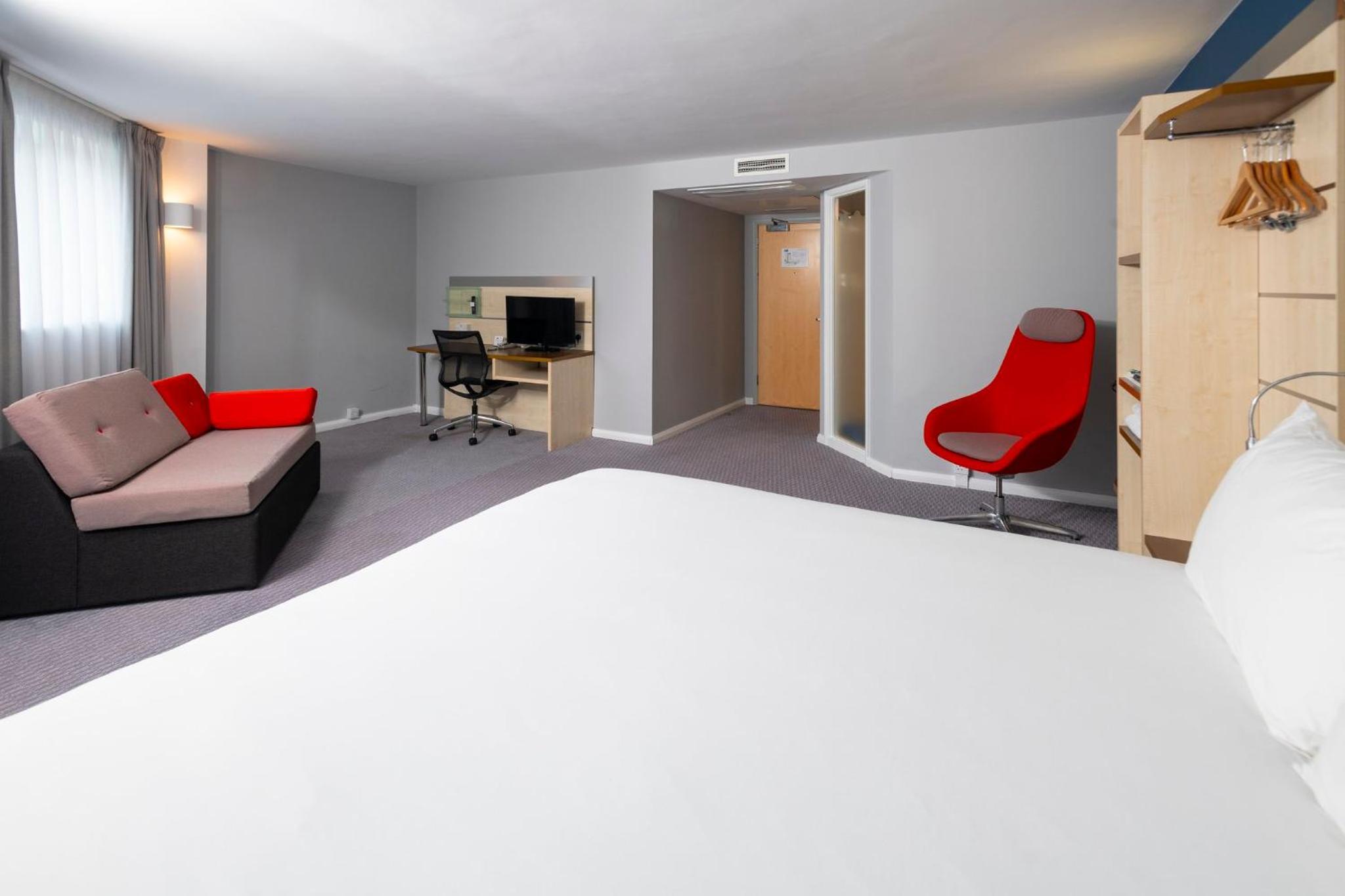 Corner King Room with Sofa Bed and Free Hot Breakfast - Photo 16