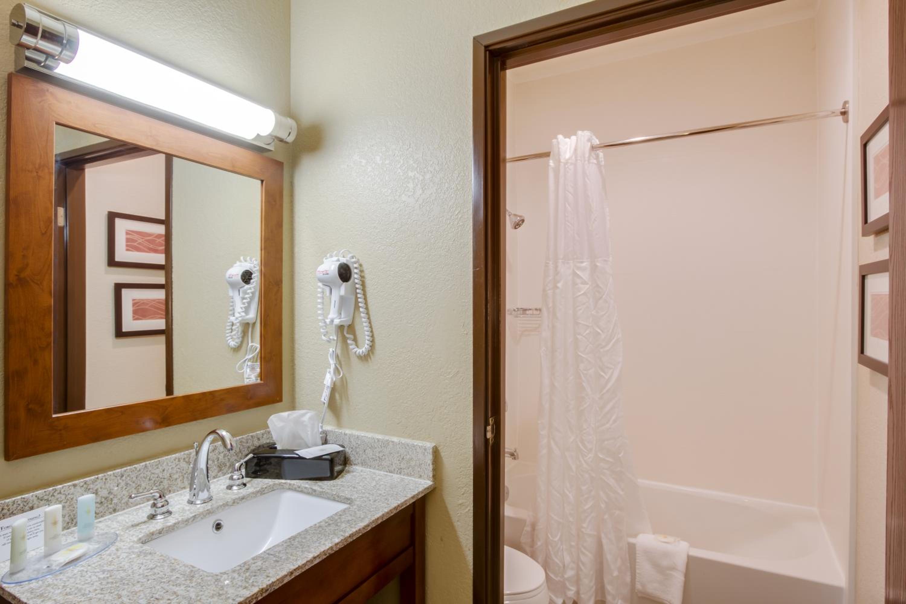 Queen Suite with Two Queen Beds - Photo 2