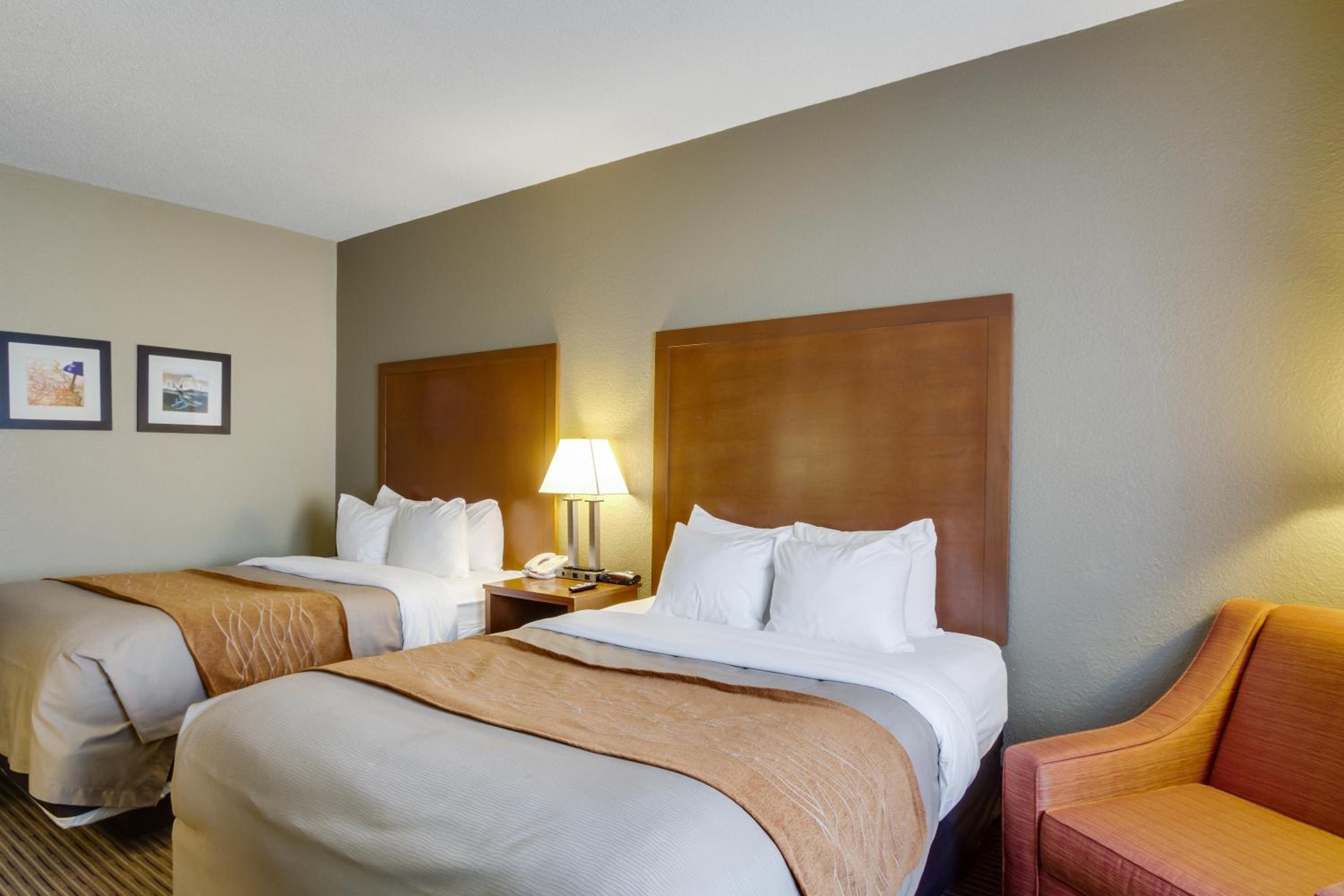 Queen Suite with Two Queen Beds - Photo 3