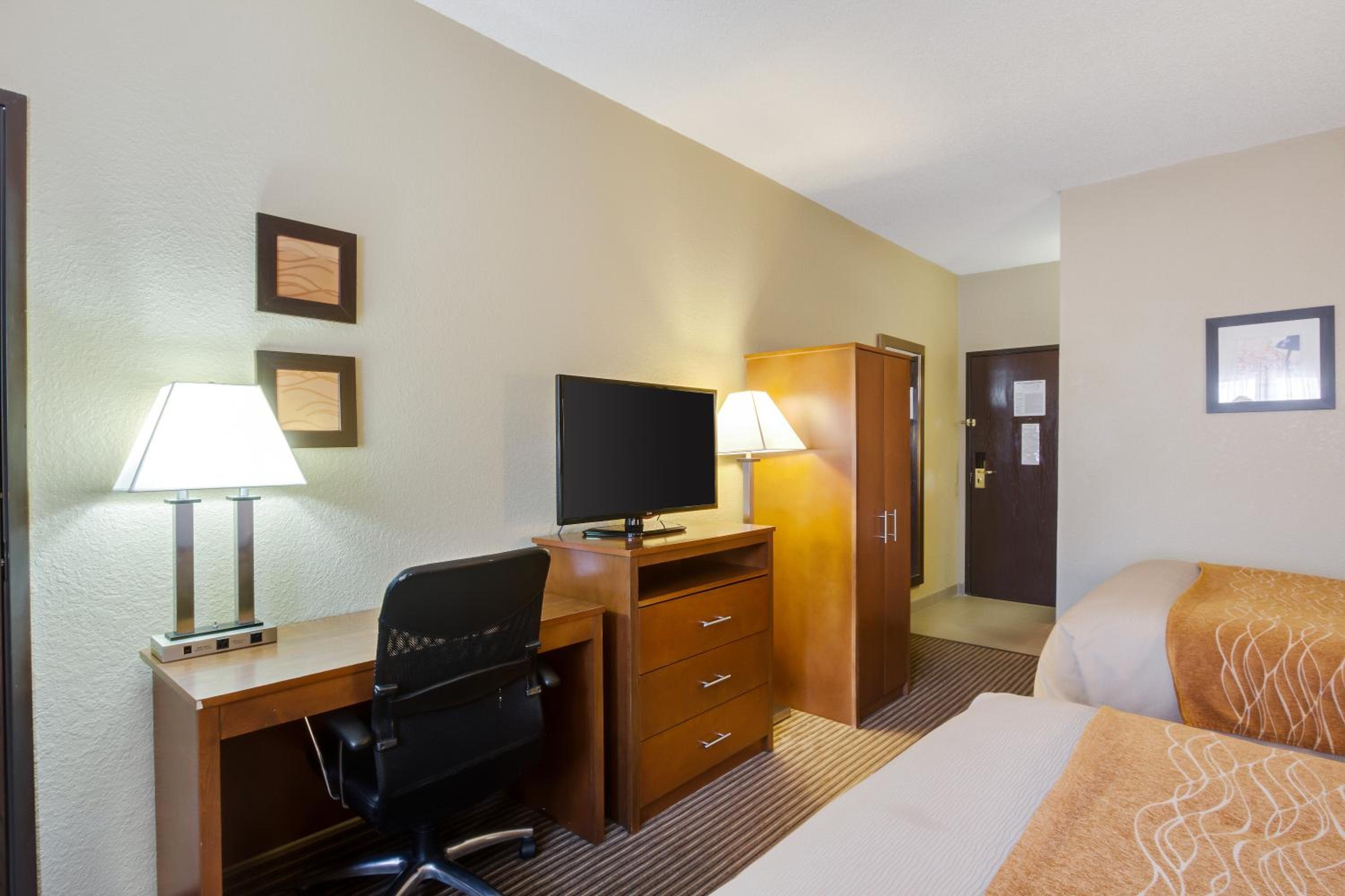 Queen Suite with Two Queen Beds - Photo 4