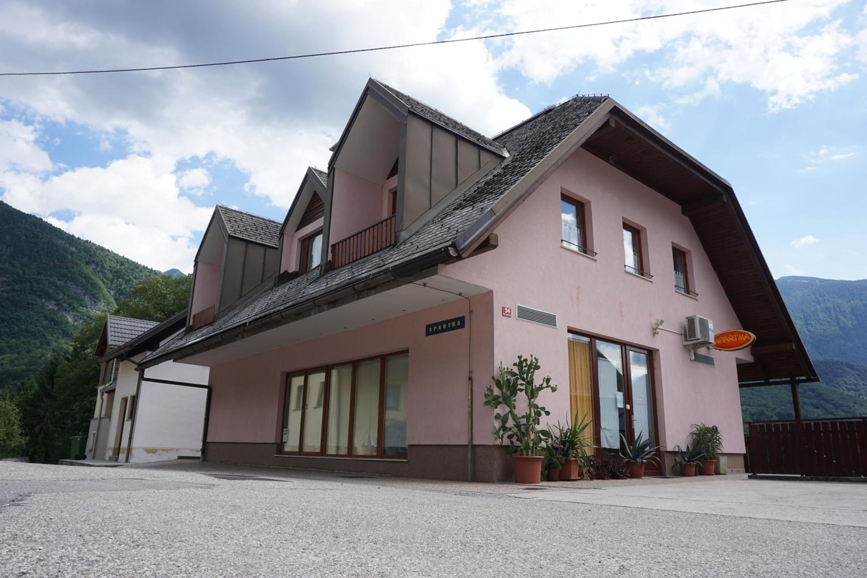 Three-Bedroom Apartment with Balcony and Mountain View   photo 1