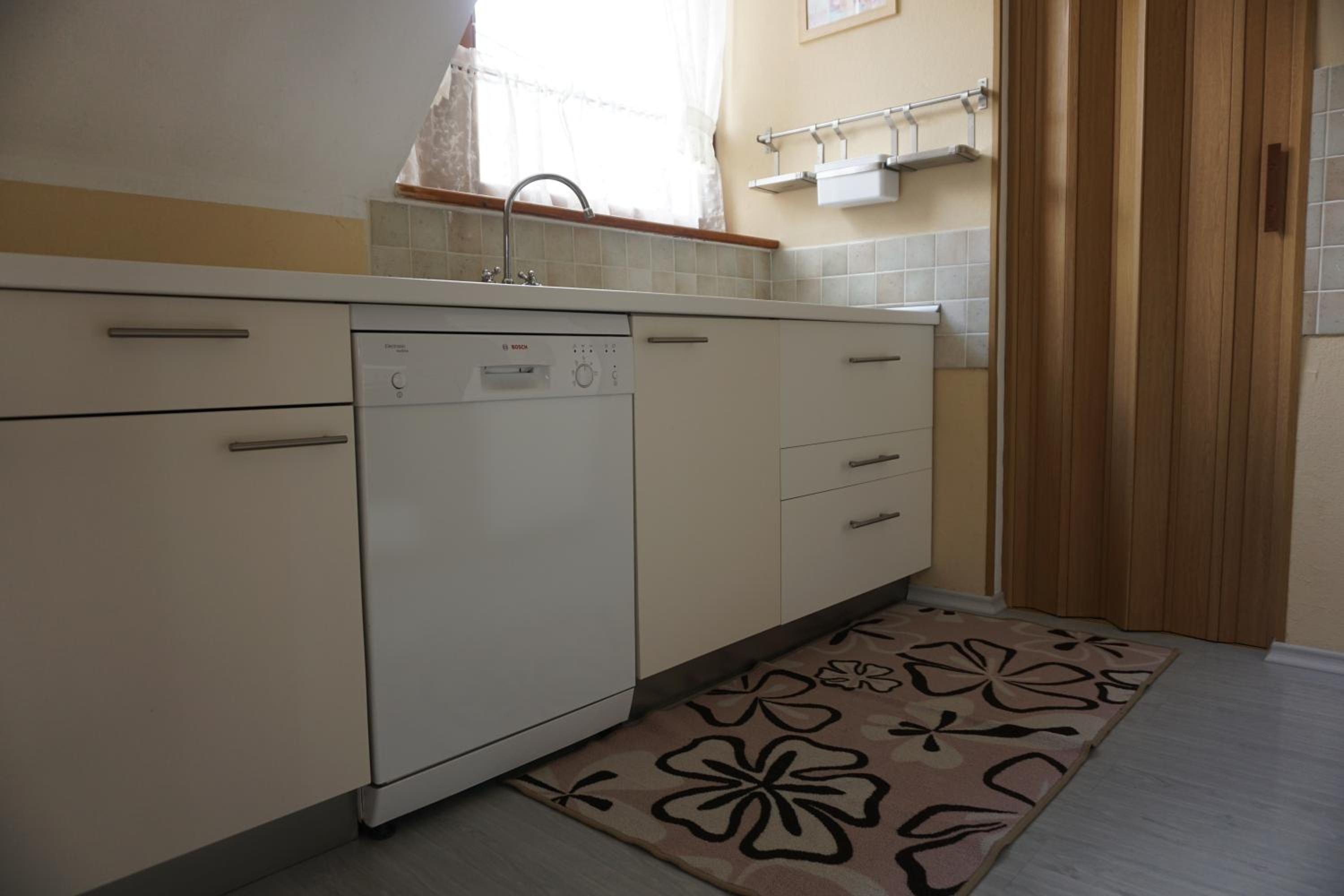 Three-Bedroom Apartment with Balcony and Mountain View   photo 2