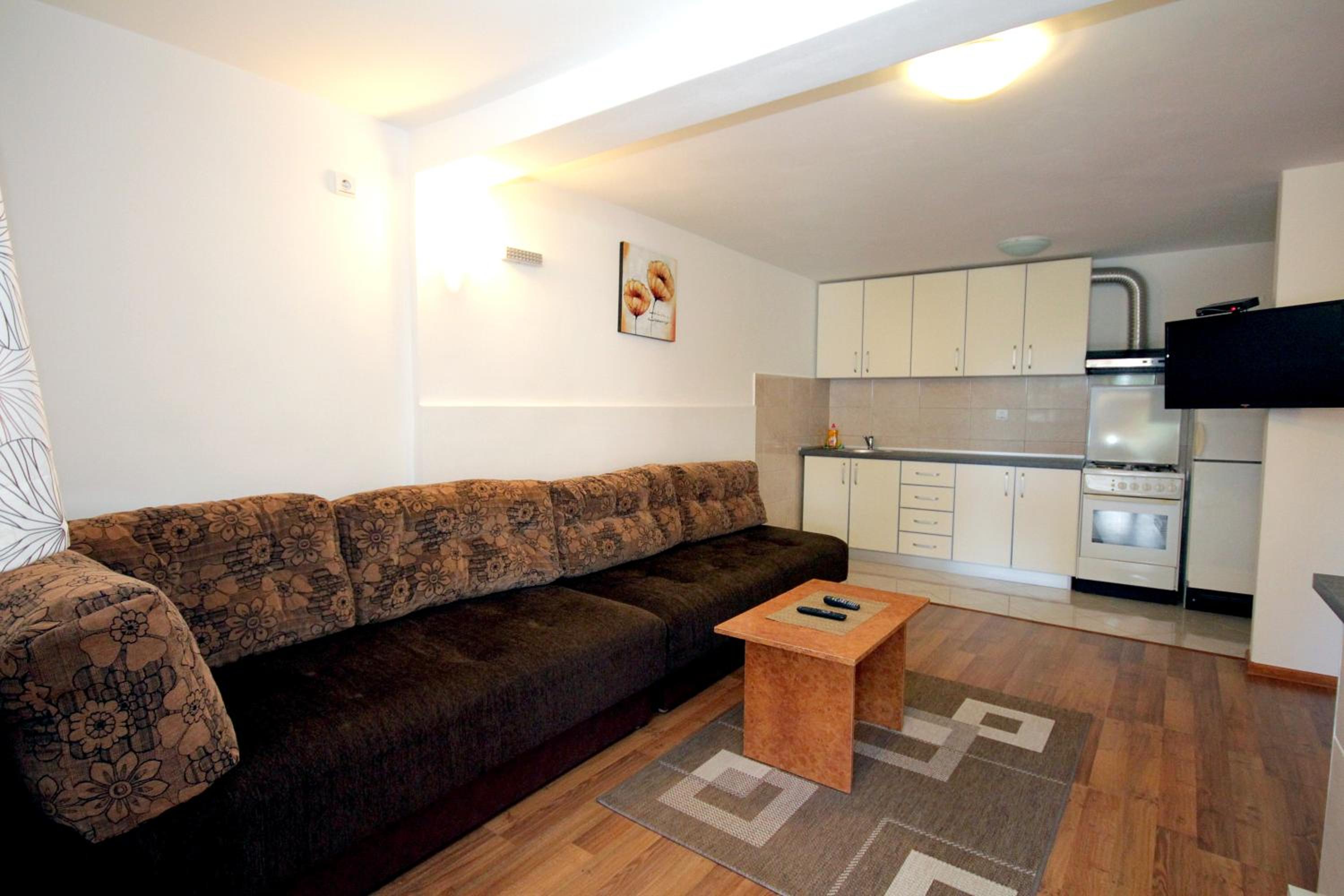 One-Bedroom Apartment photo 1
