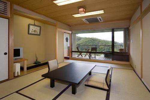 Japanese-Style Standard Room with Open-Air Bathroom photo 2