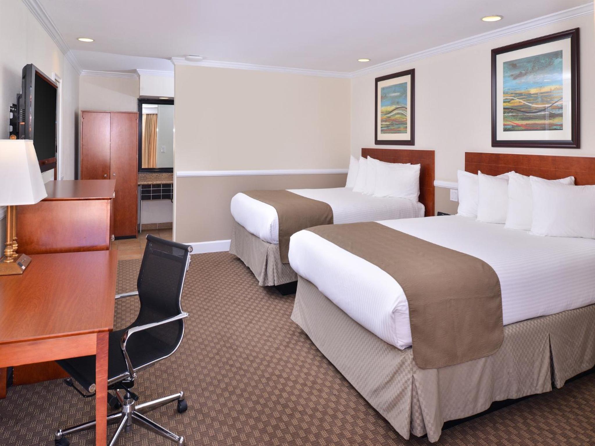 Queen Room with Two Queen Beds - Non-Smoking - Photo 1