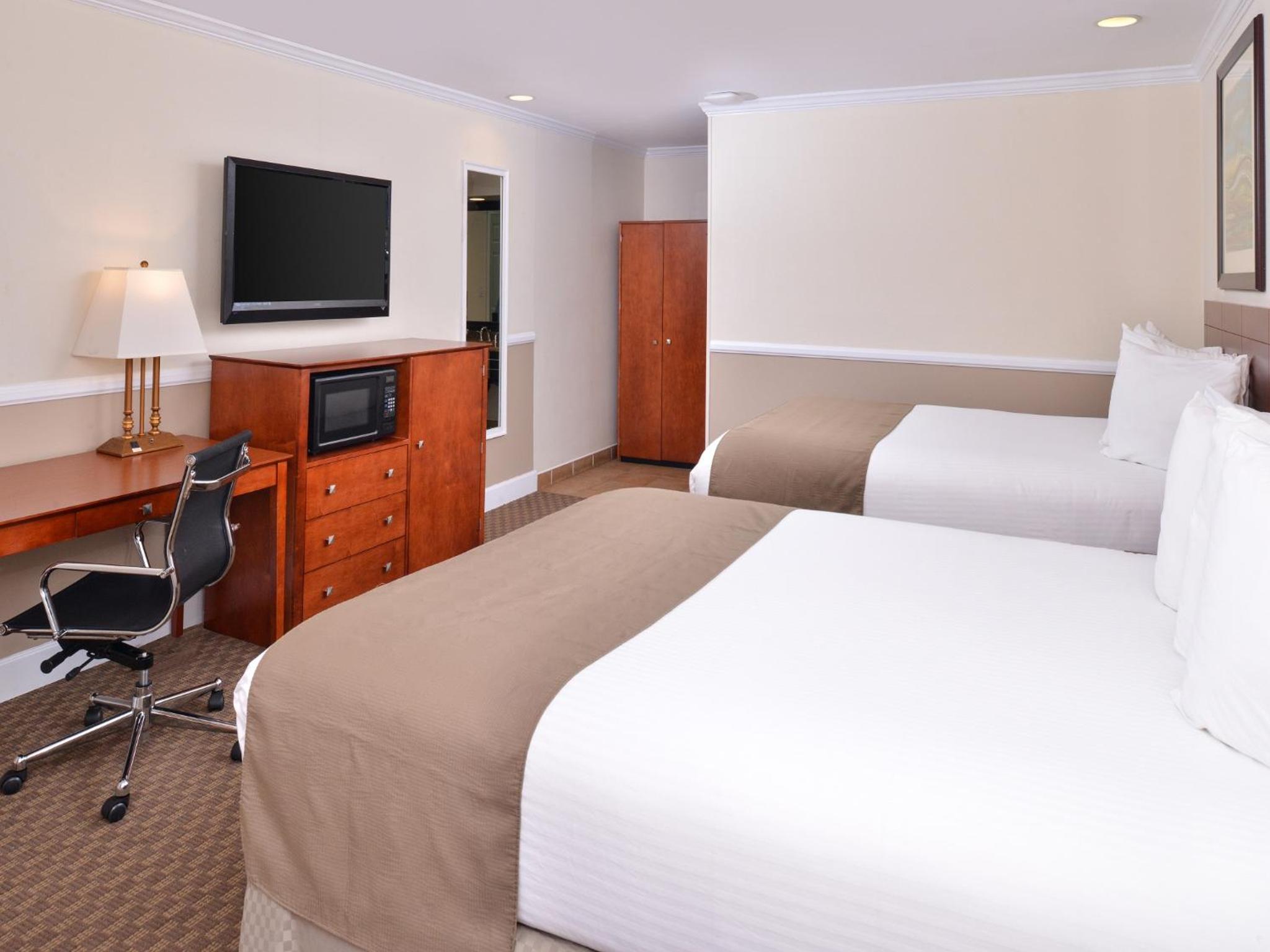Queen Room with Two Queen Beds and Balcony - Non-Smoking - Photo 9