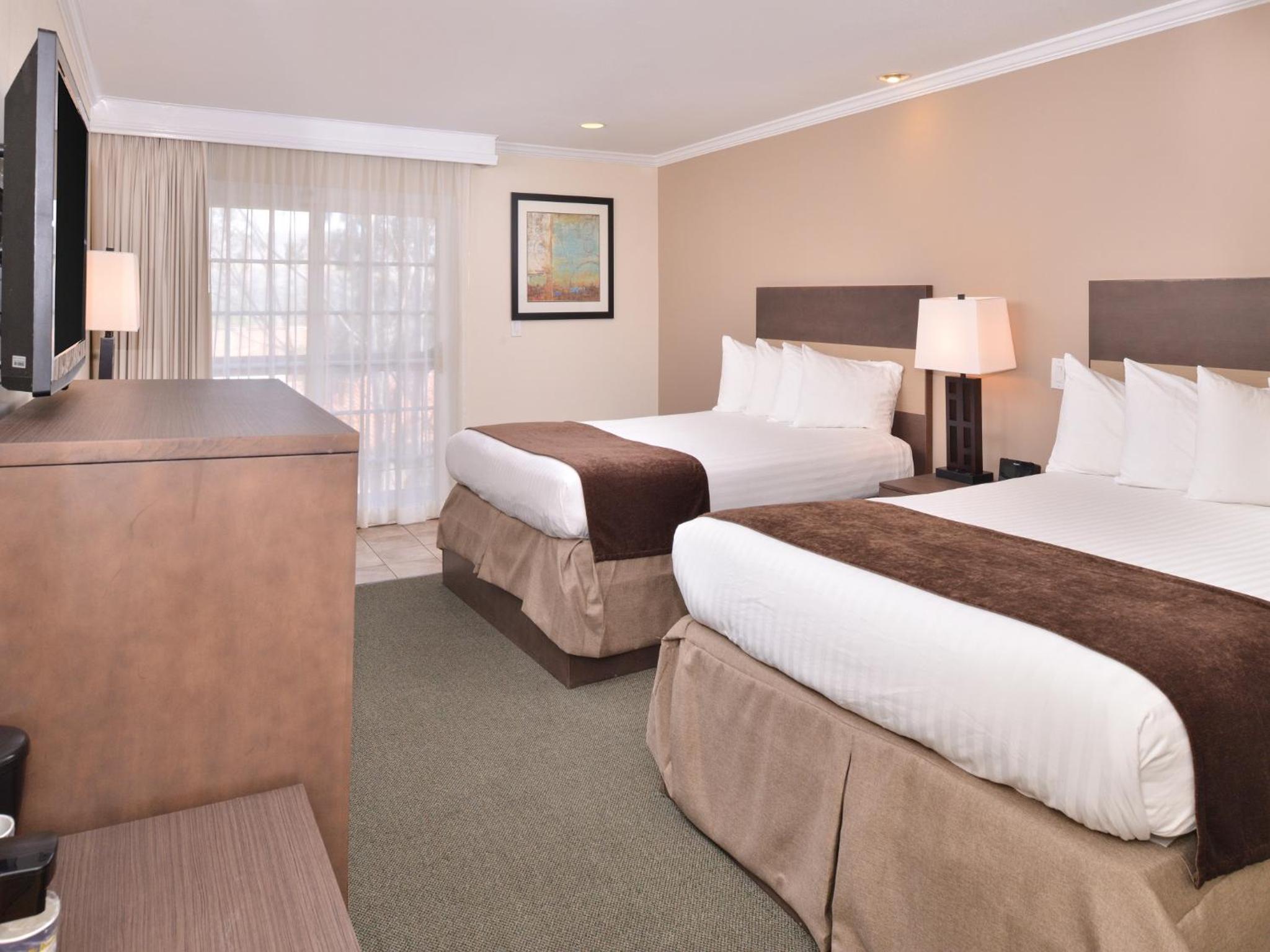 Queen Room with Two Queen Beds - Non-Smoking - Photo 8