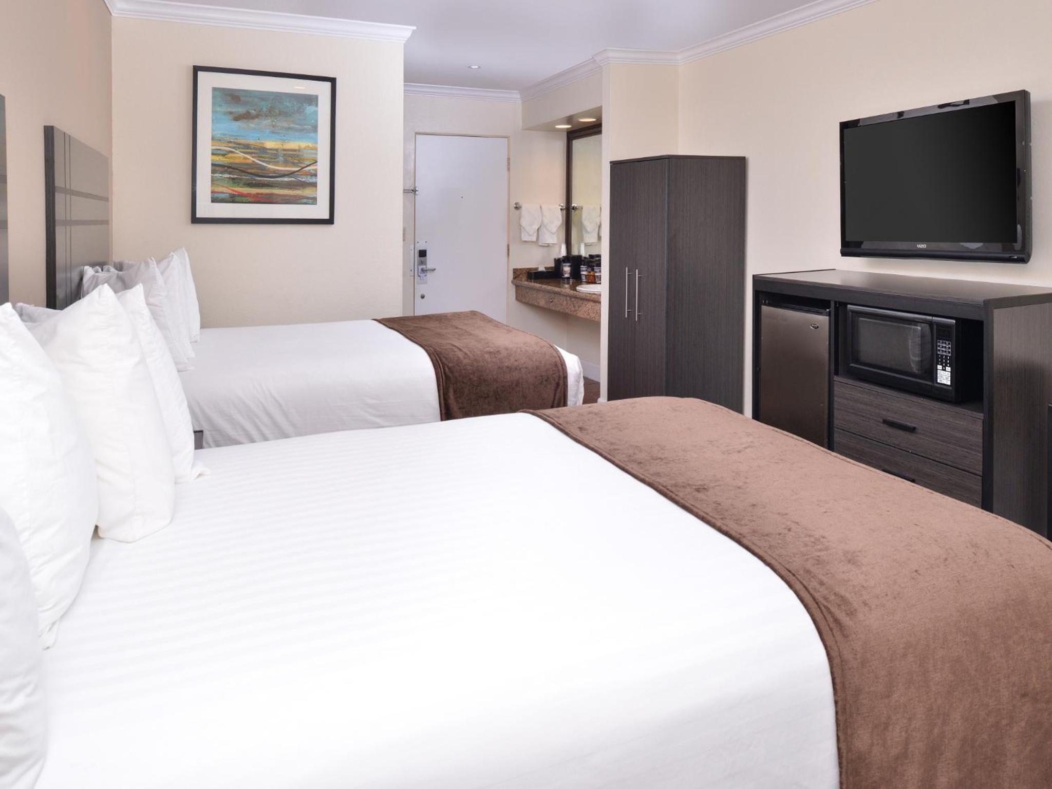 Double Room with Two Double Beds and Balcony - Non-Smoking - Photo 6