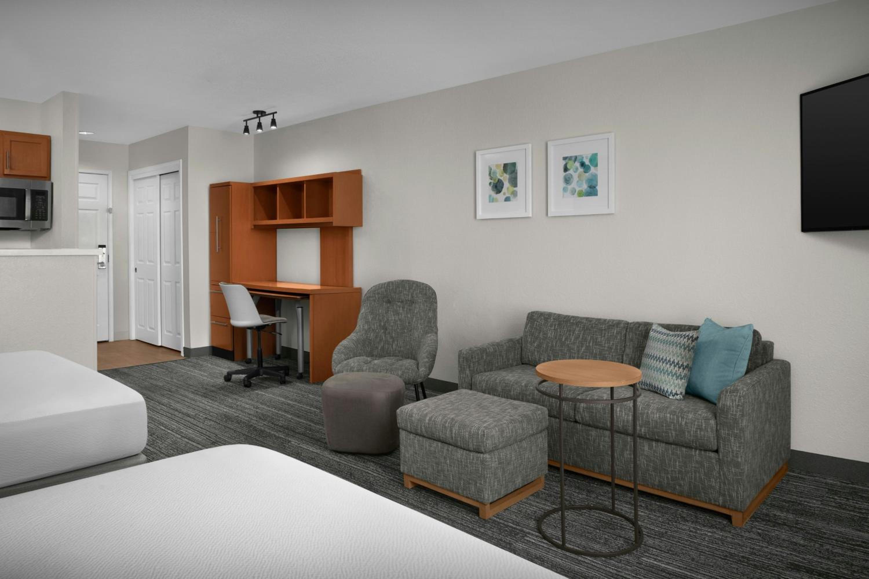 Studio Queen Room with Sofa Bed and Adapted Tub - Mobility and Hearing Accessible photo 2