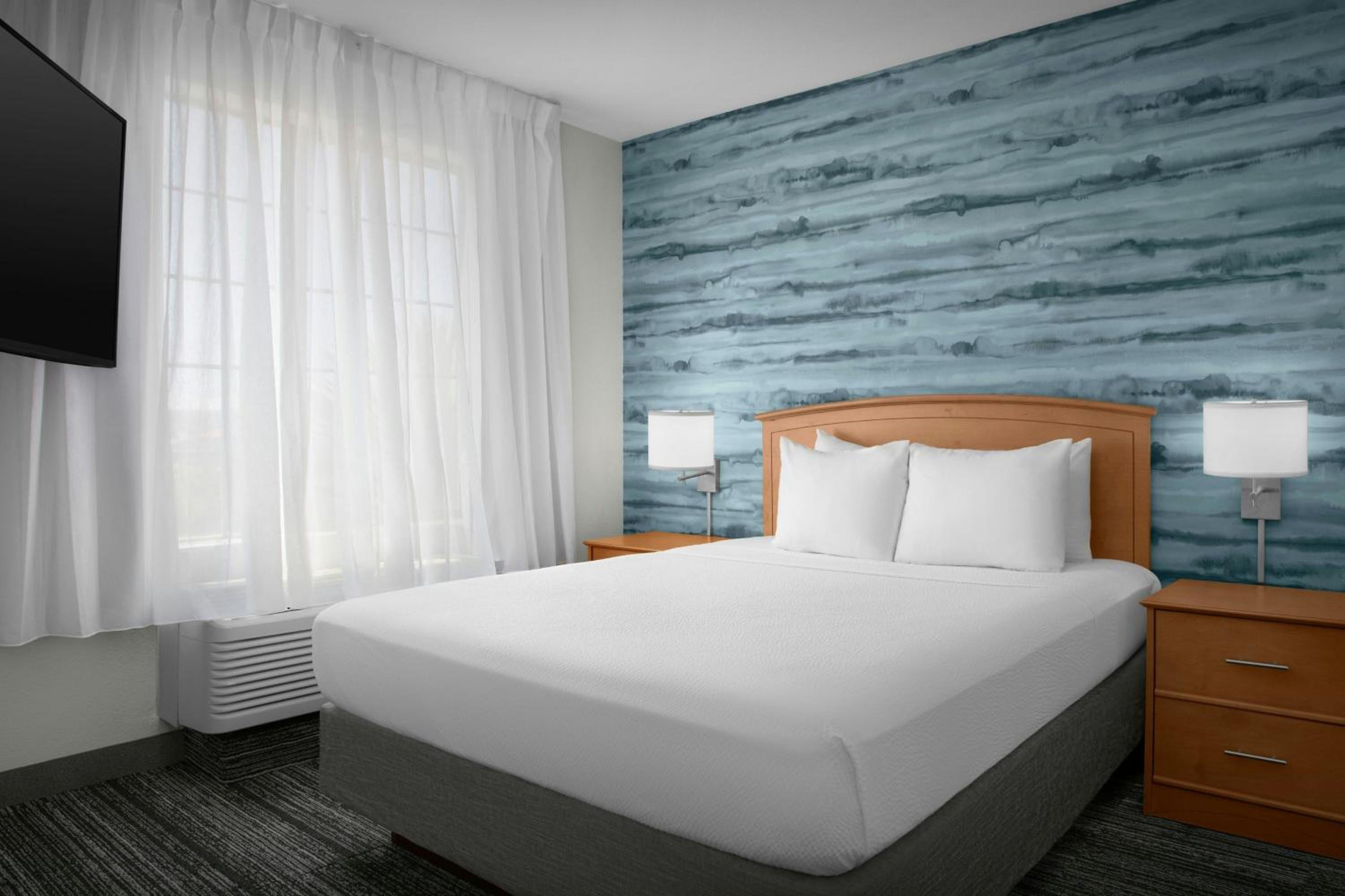 One-Bedroom Queen Suite with Sofa Bed - Hearing Accessible photo 3