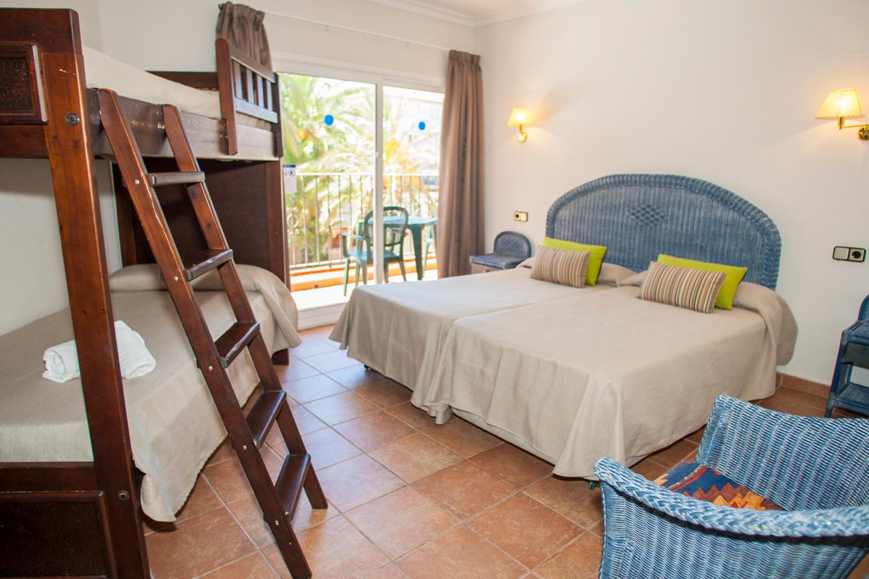 Quadruple Room (2 Adults + 2 Children) - Photo 3