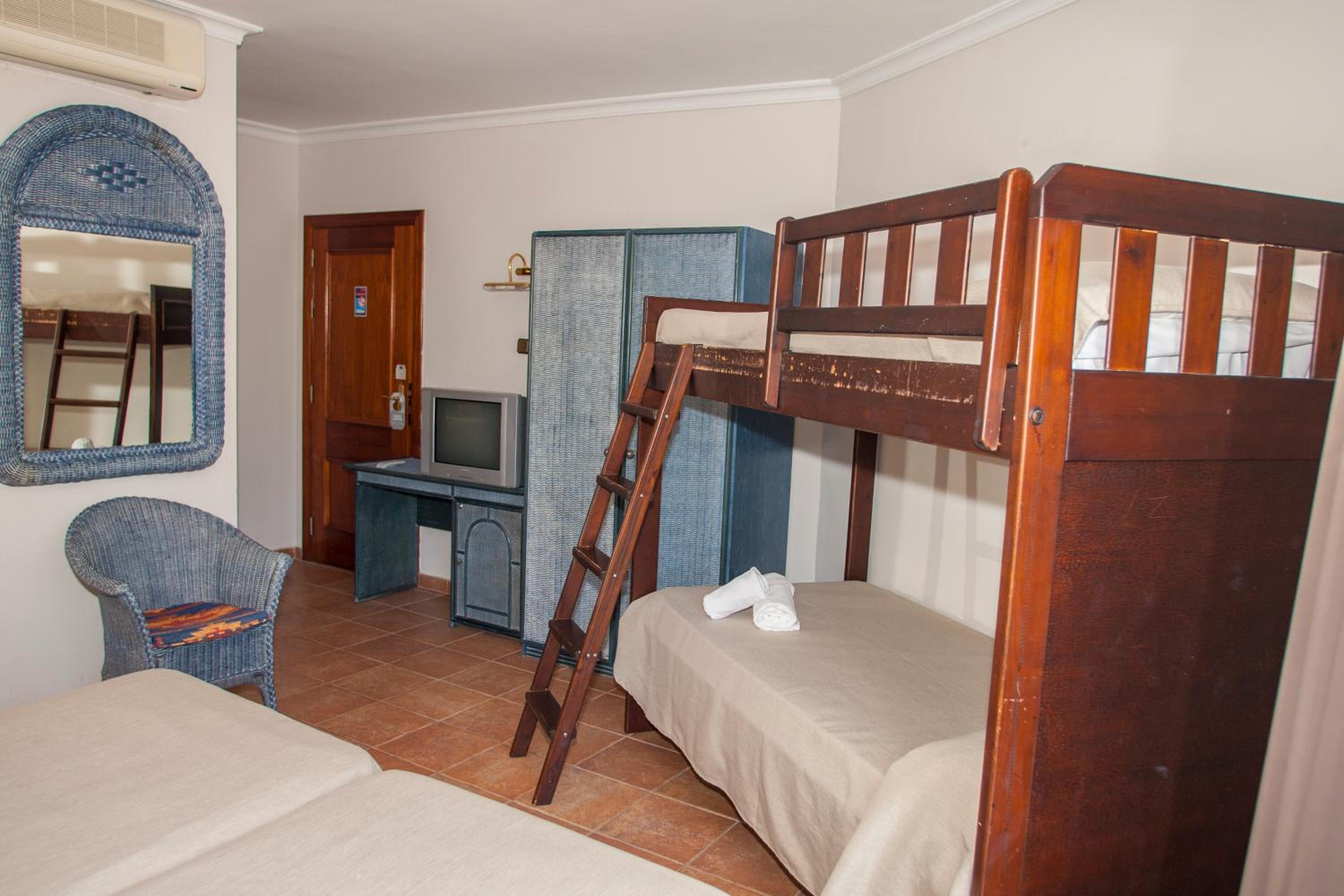Quadruple Room (2 Adults + 2 Children) - Photo 4