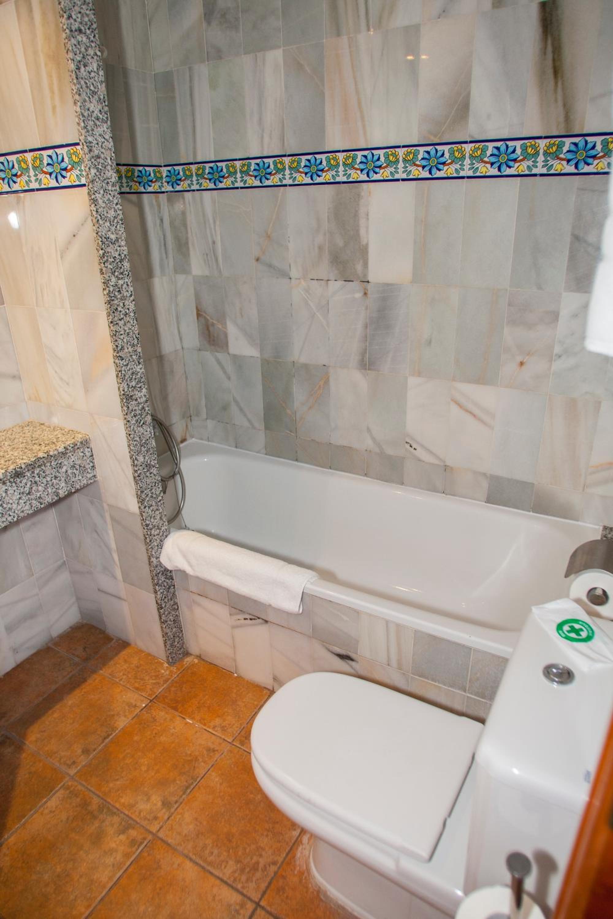 Triple Room (2 Adults + 1 Child) - Photo 4