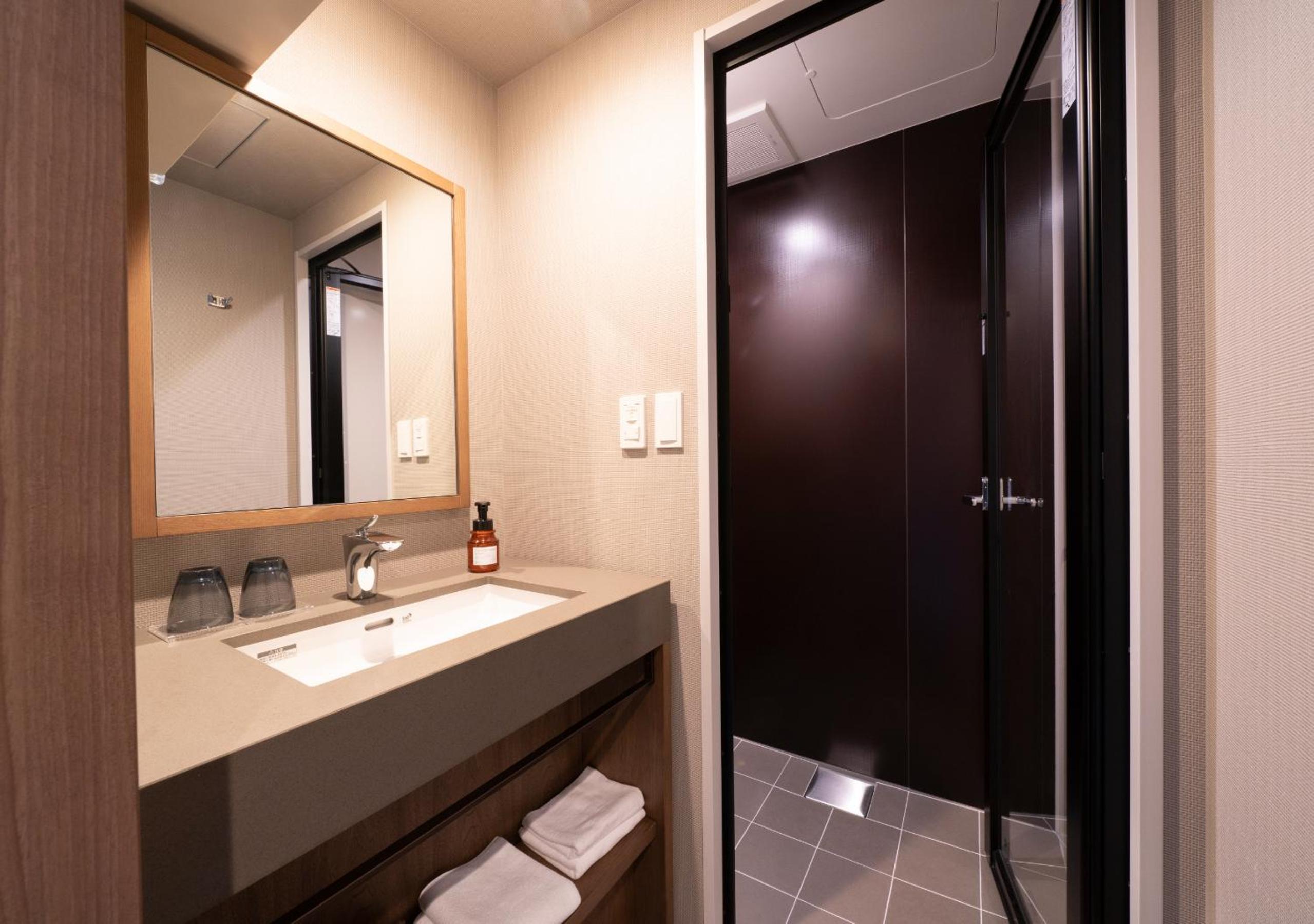 High Ceiling Deluxe Double Room - Non-Smoking (Shower booth only) - Photo 5