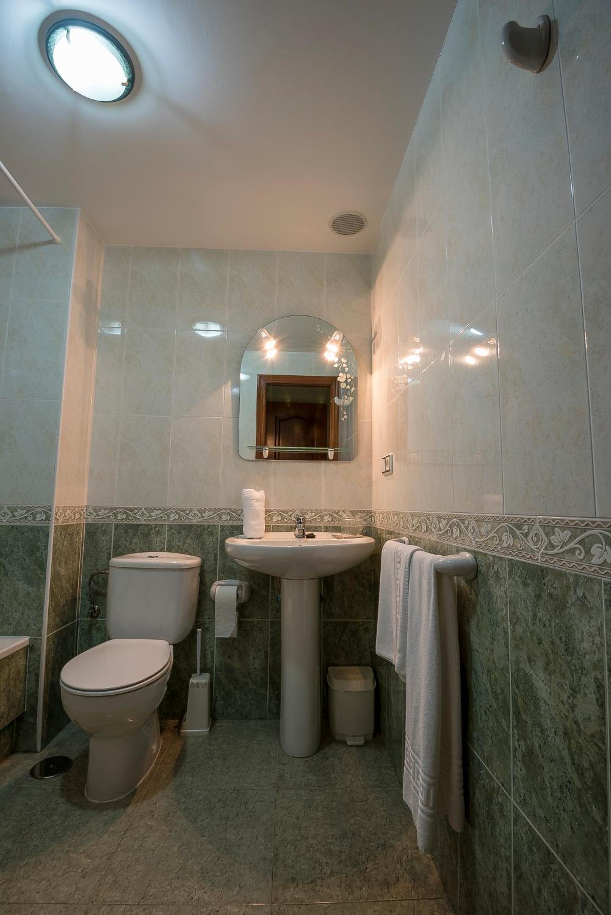 Double or Twin Room - Photo 16