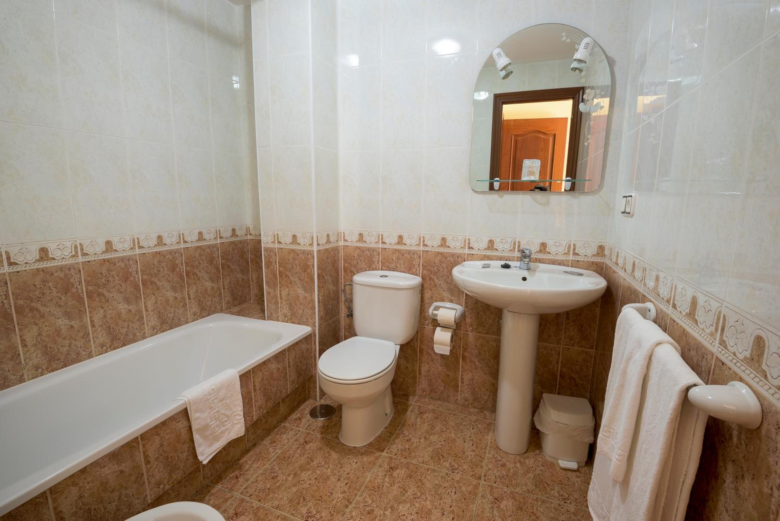 Double or Twin Room - Photo 13