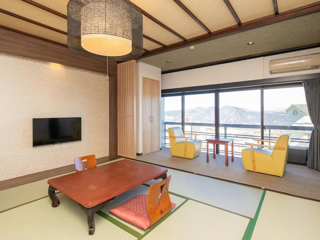 Japanese-Style Family Room photo 3