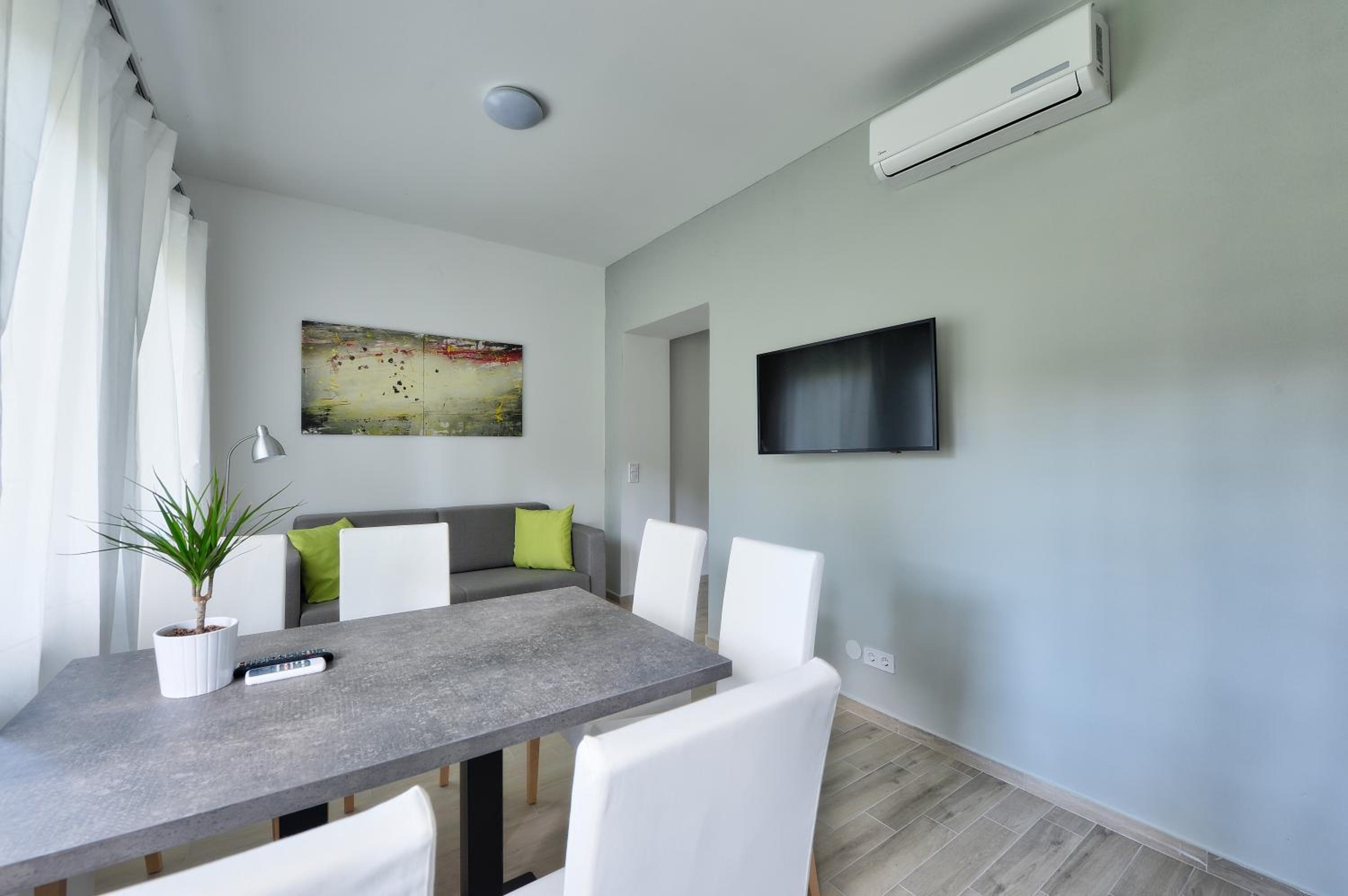Premium Two - Bedroom Apartment with Terrace or Balcony photo 3
