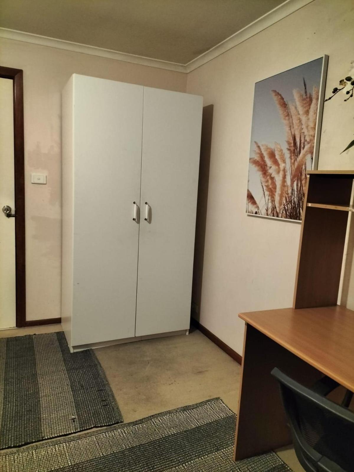 Single Room with Shared Shower and Toilet photo 3