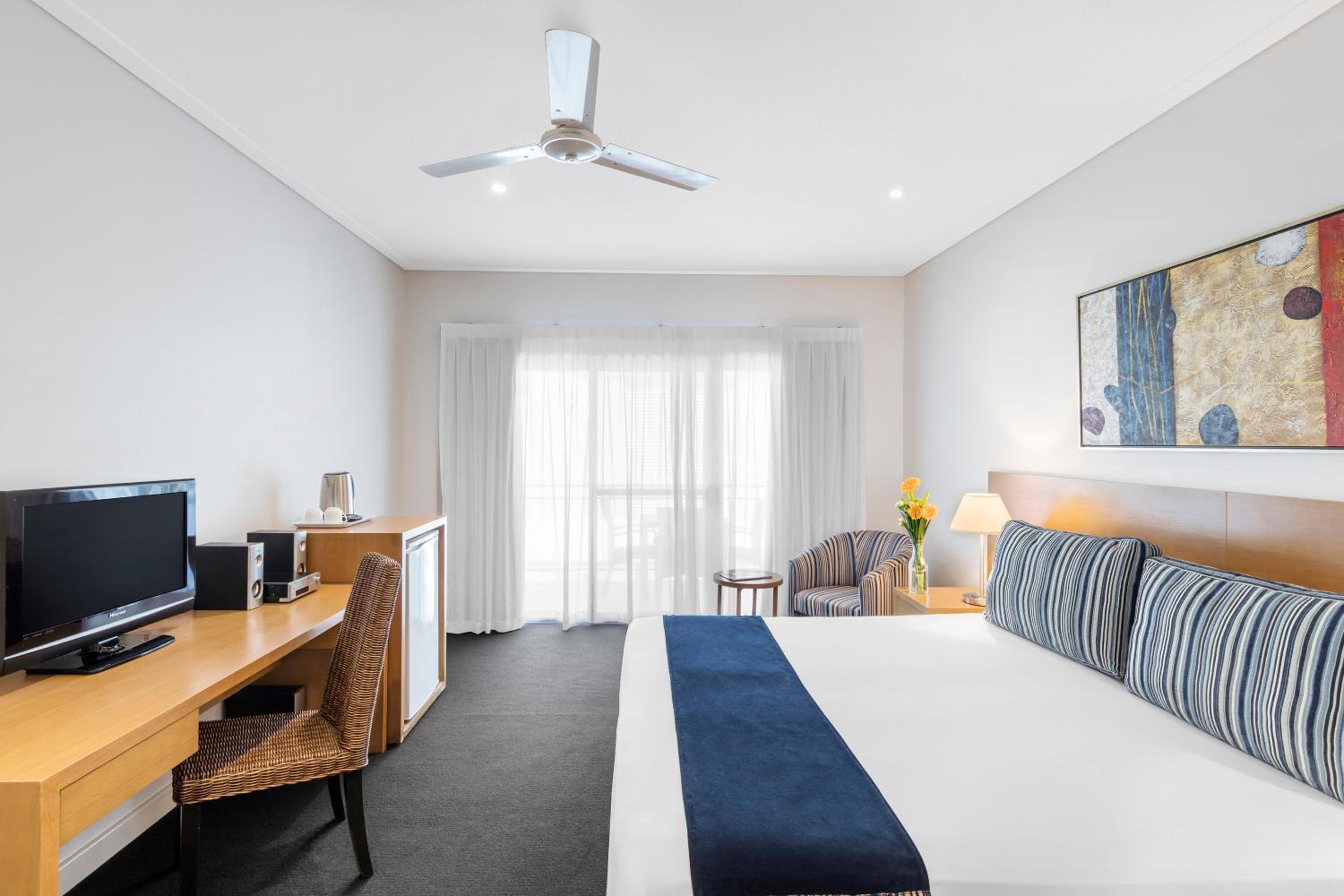 Hotel Room - Photo 4