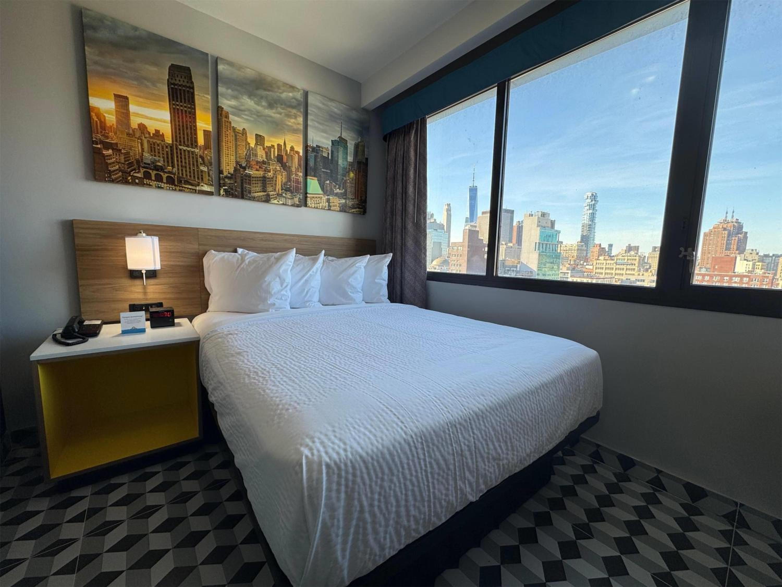 Upper Floor Deluxe Room with One Queen Bed and Manhattan View - Non-Smoking photo 2