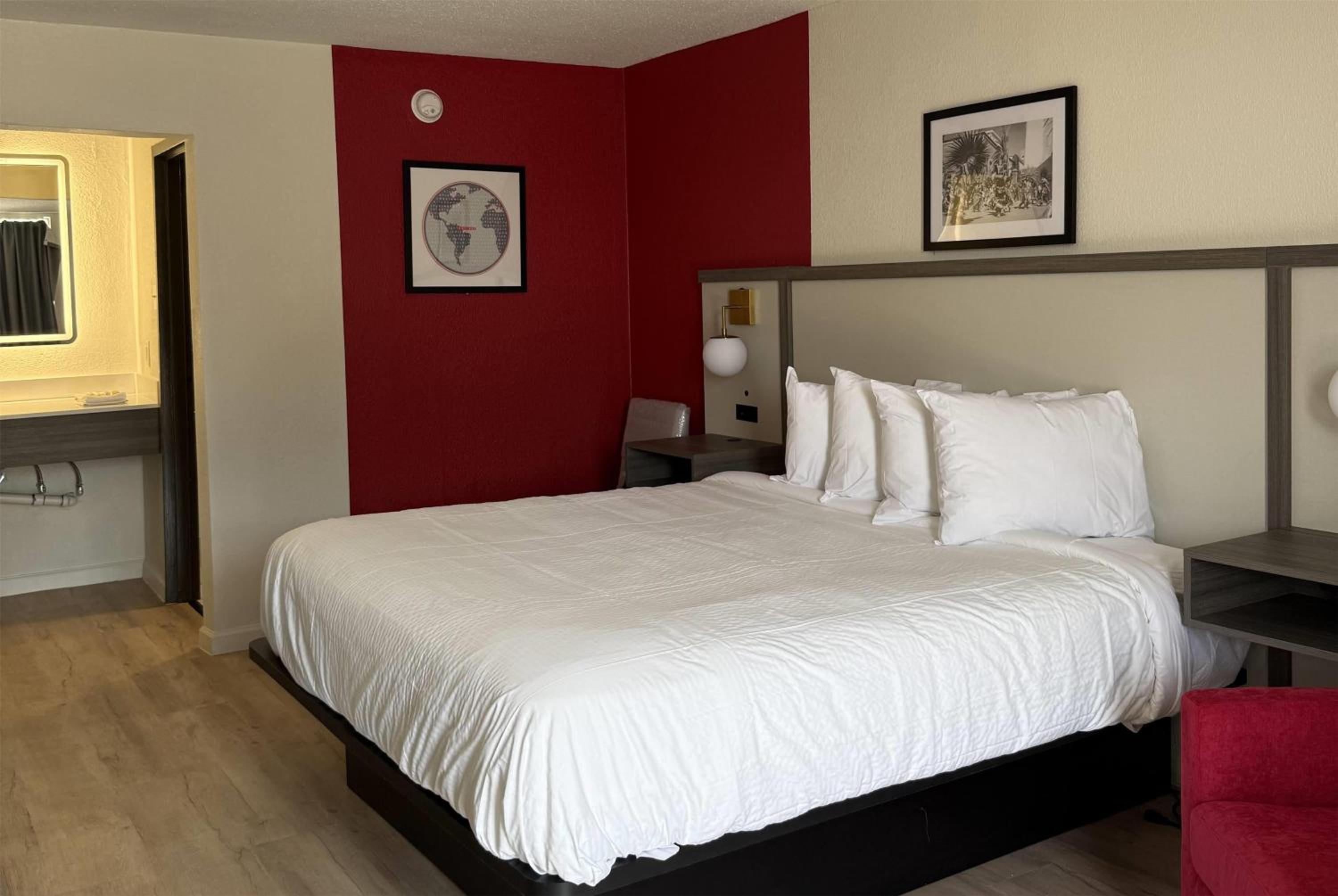 King Room - Non-Smoking - Photo 4