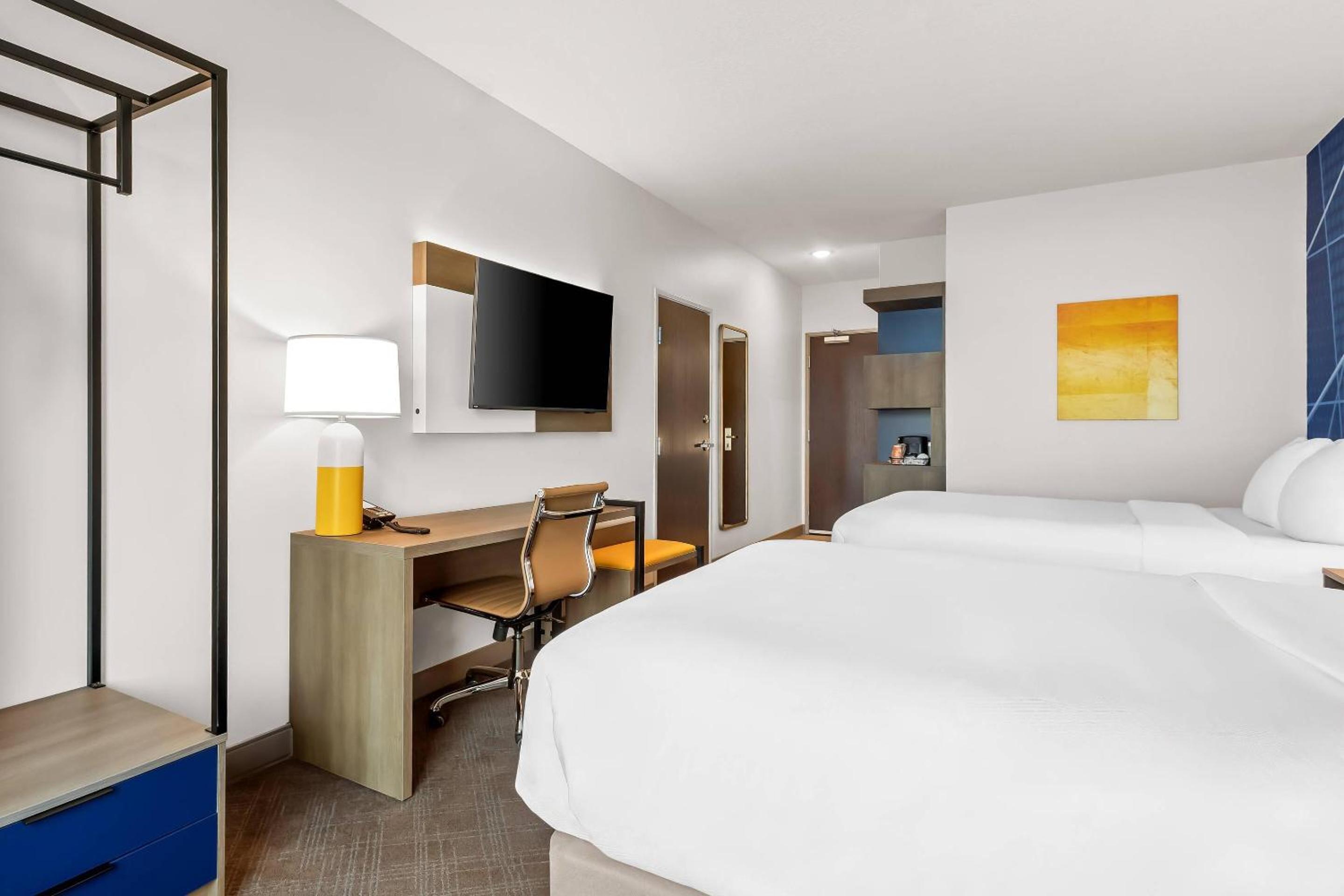 Queen Room with Two Queen Beds - Non Smoking - Photo 9
