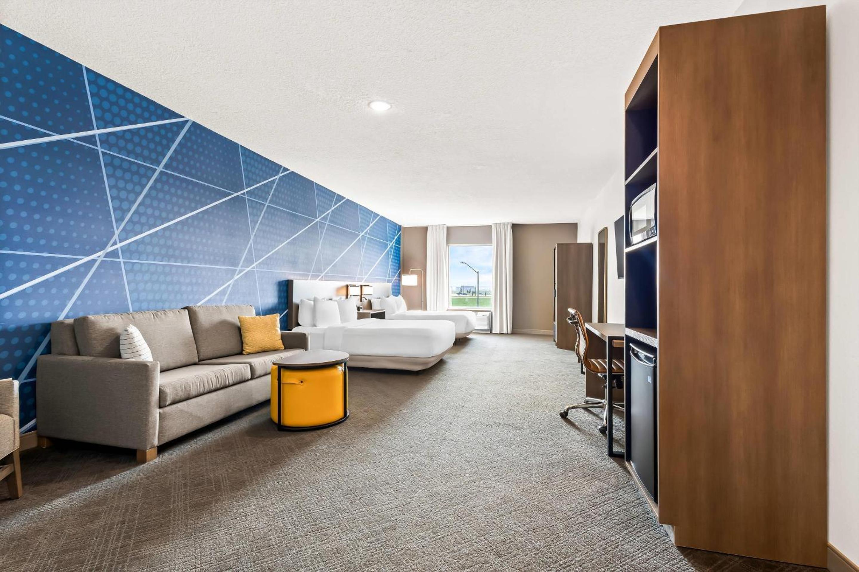 Queen Suite with Two Queen Beds and Sofa bed - Non Smoking/Interior Hall - Photo 8