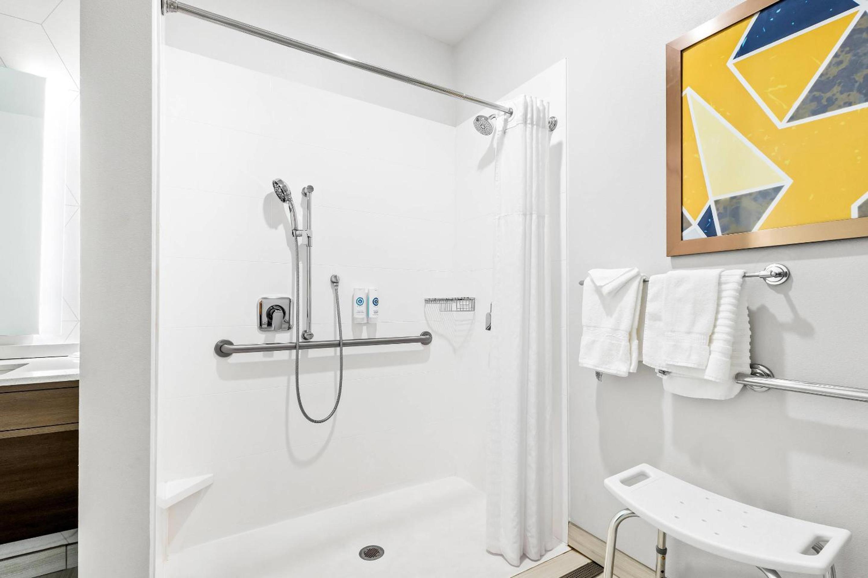 Quadruple Room with Two Queen Beds - Disability Access/Non Smoking - Photo 10