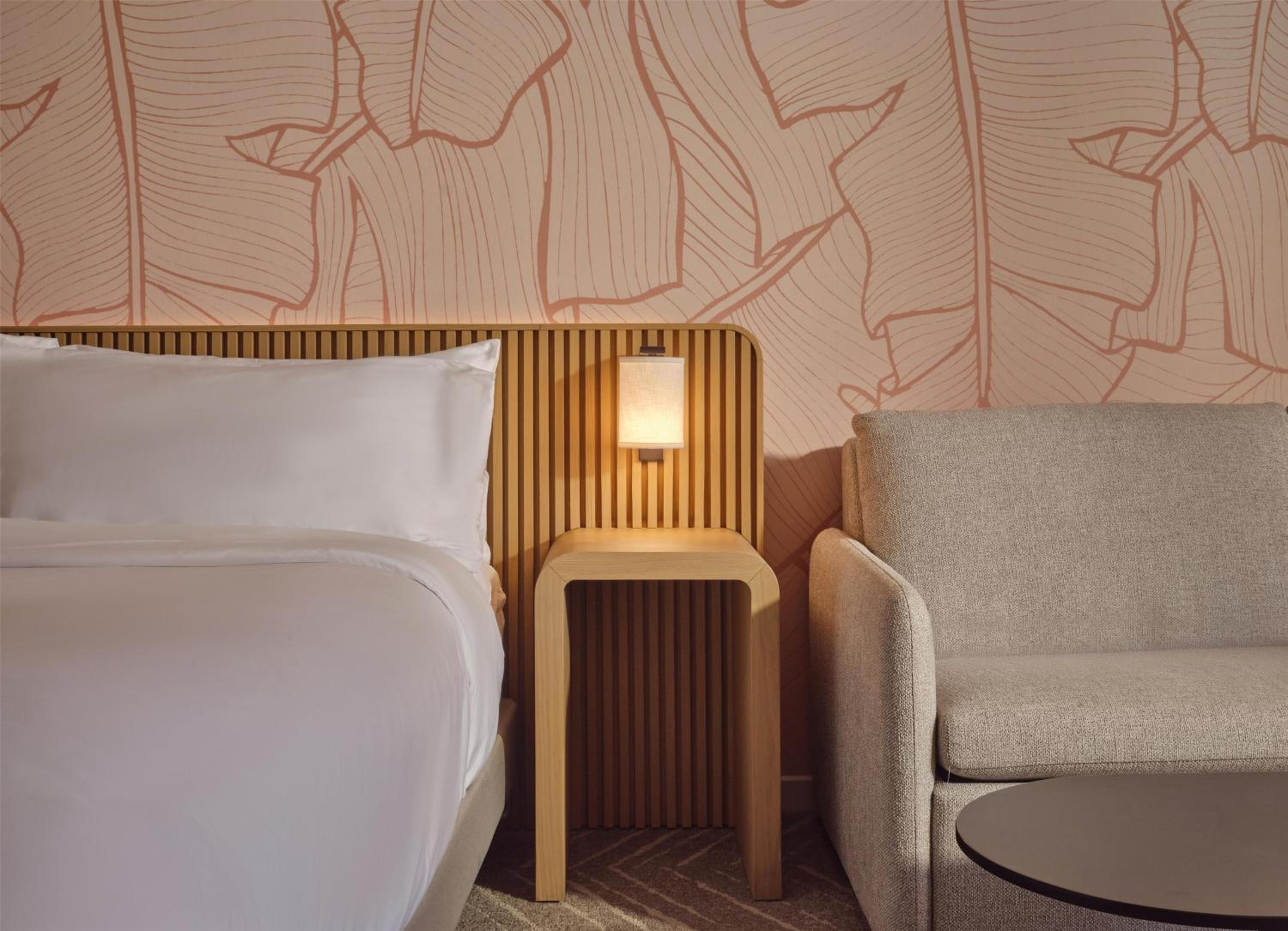 King Room with Sofa Bed - Non-Smoking - Photo 9