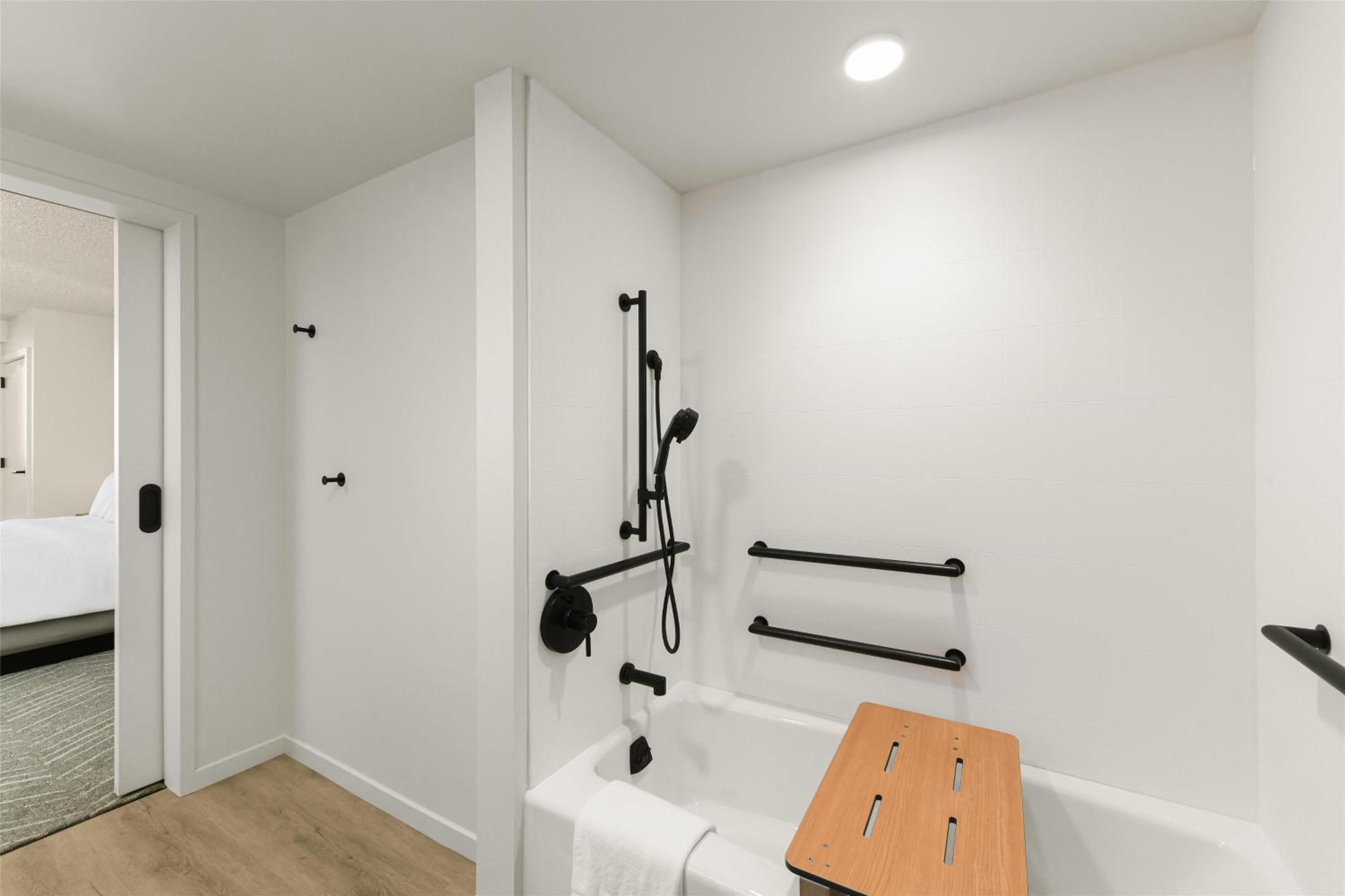 King Room with Bath Tub and Partial View - Disability Access - Photo 4