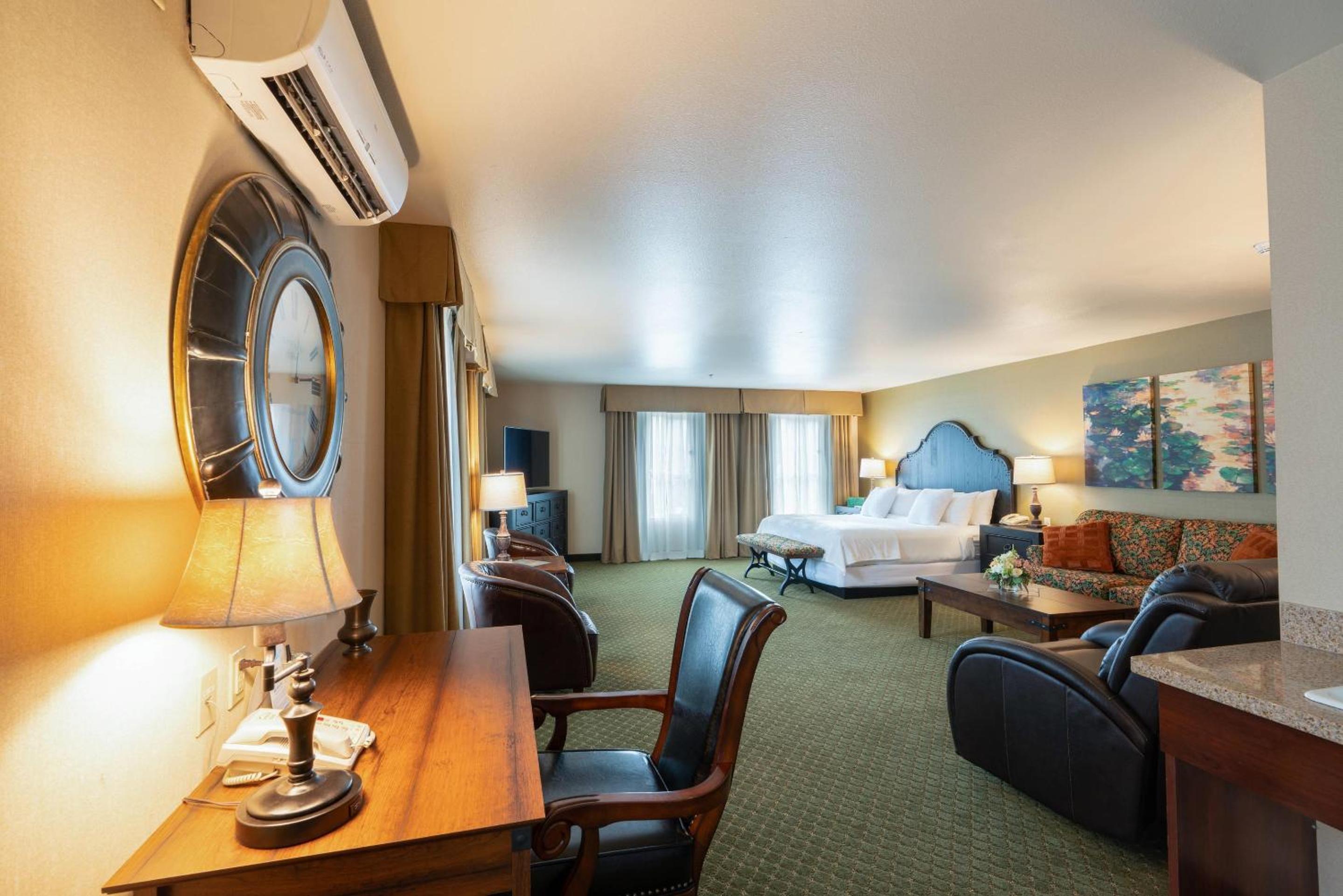 King Suite with Sofa Bed - Accessible/Non Smoking - Photo 2