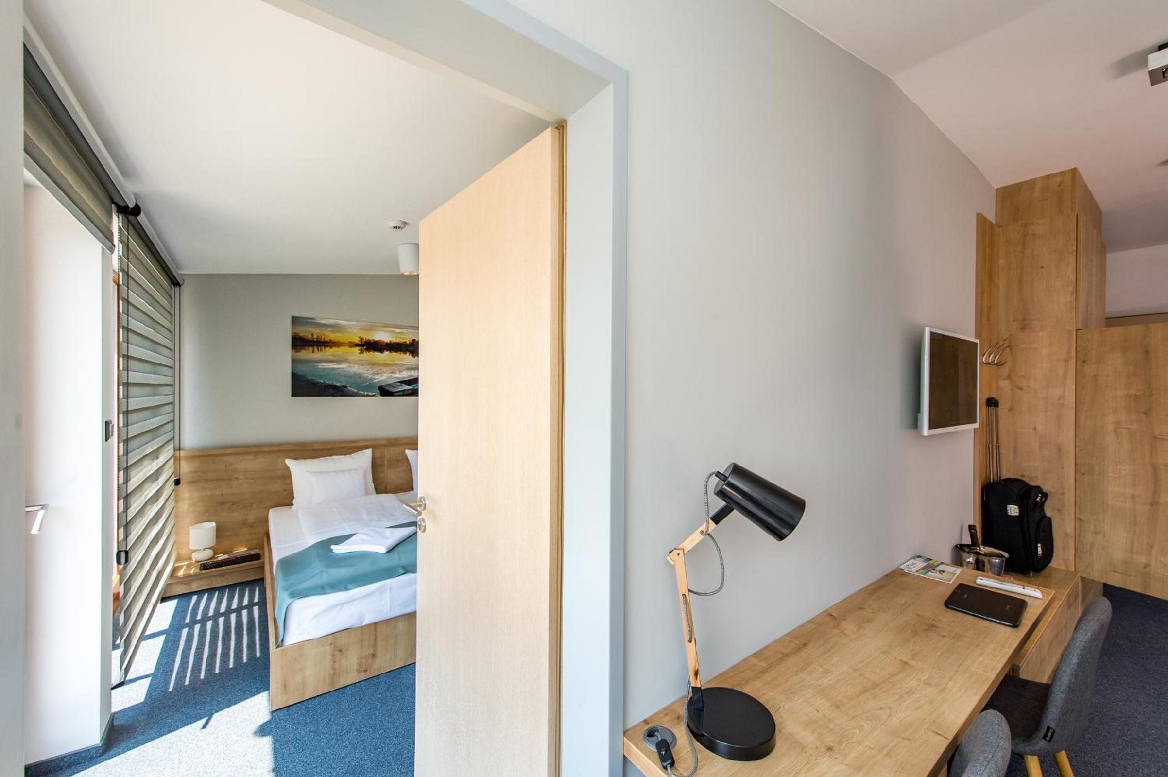 Superior Double Room with Two Double Beds - Photo 4