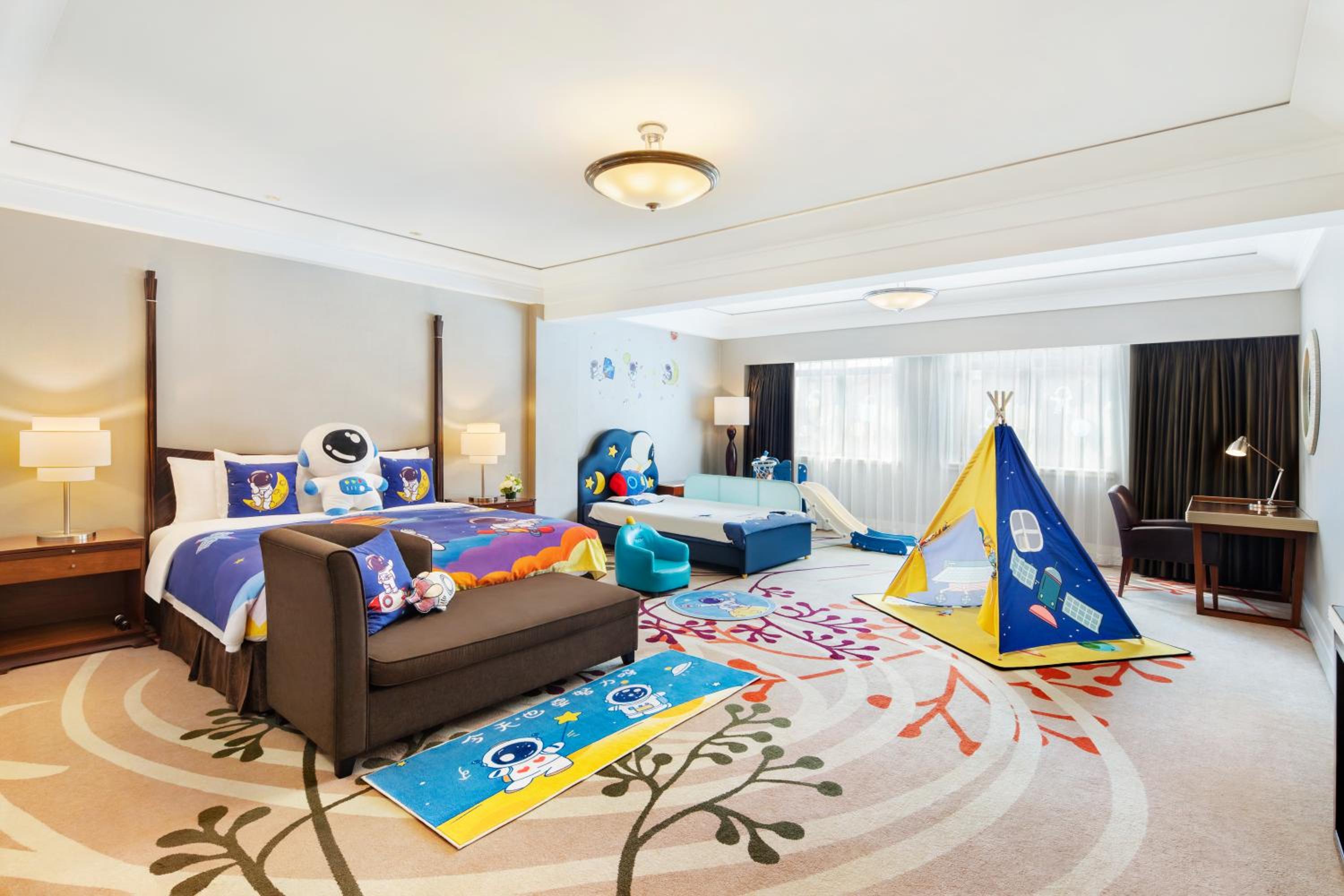 Cathay Garden Family Room thumbnail 5