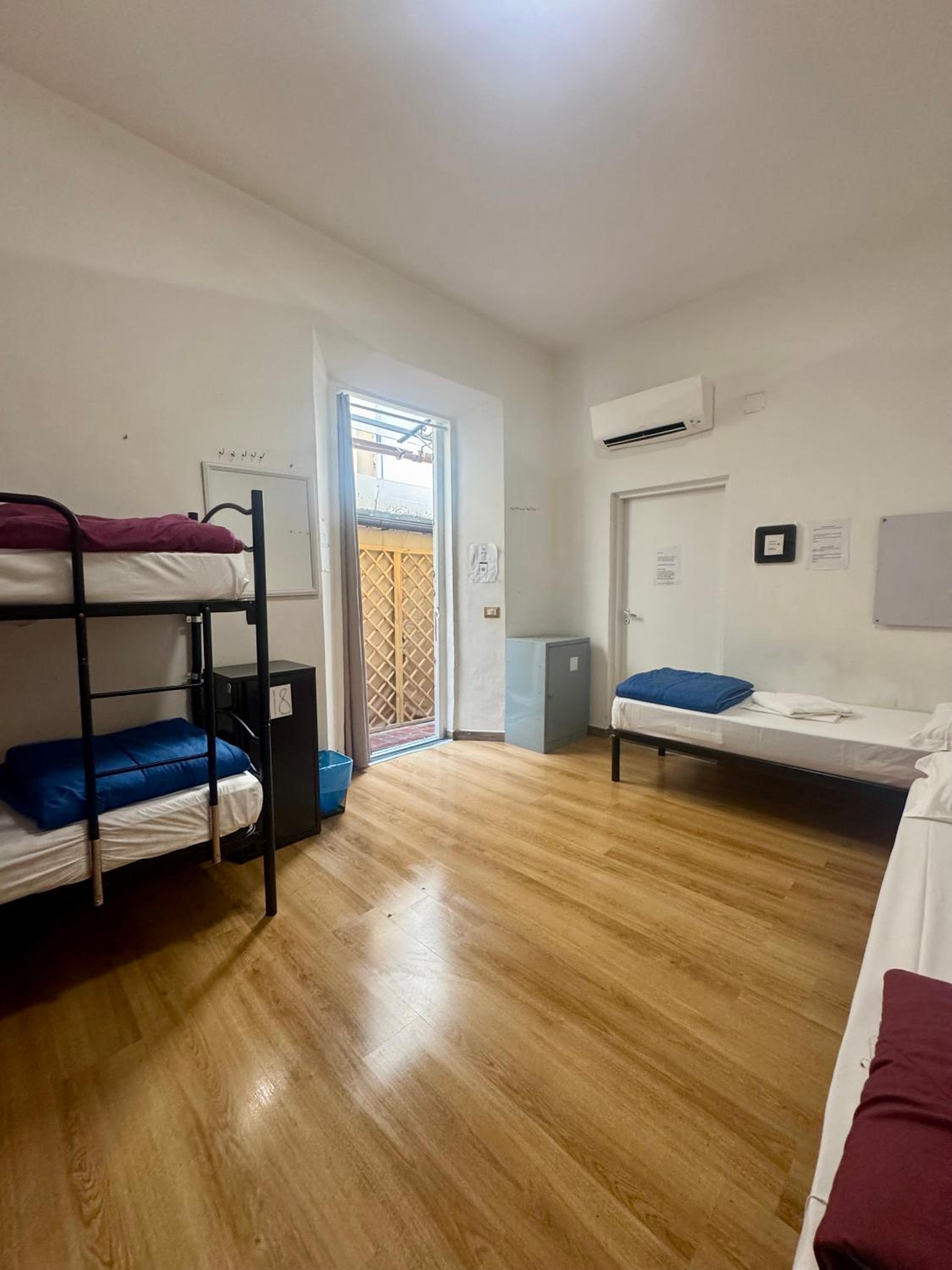 Bed in 6-Bed Mixed Dormitory Room photo 3
