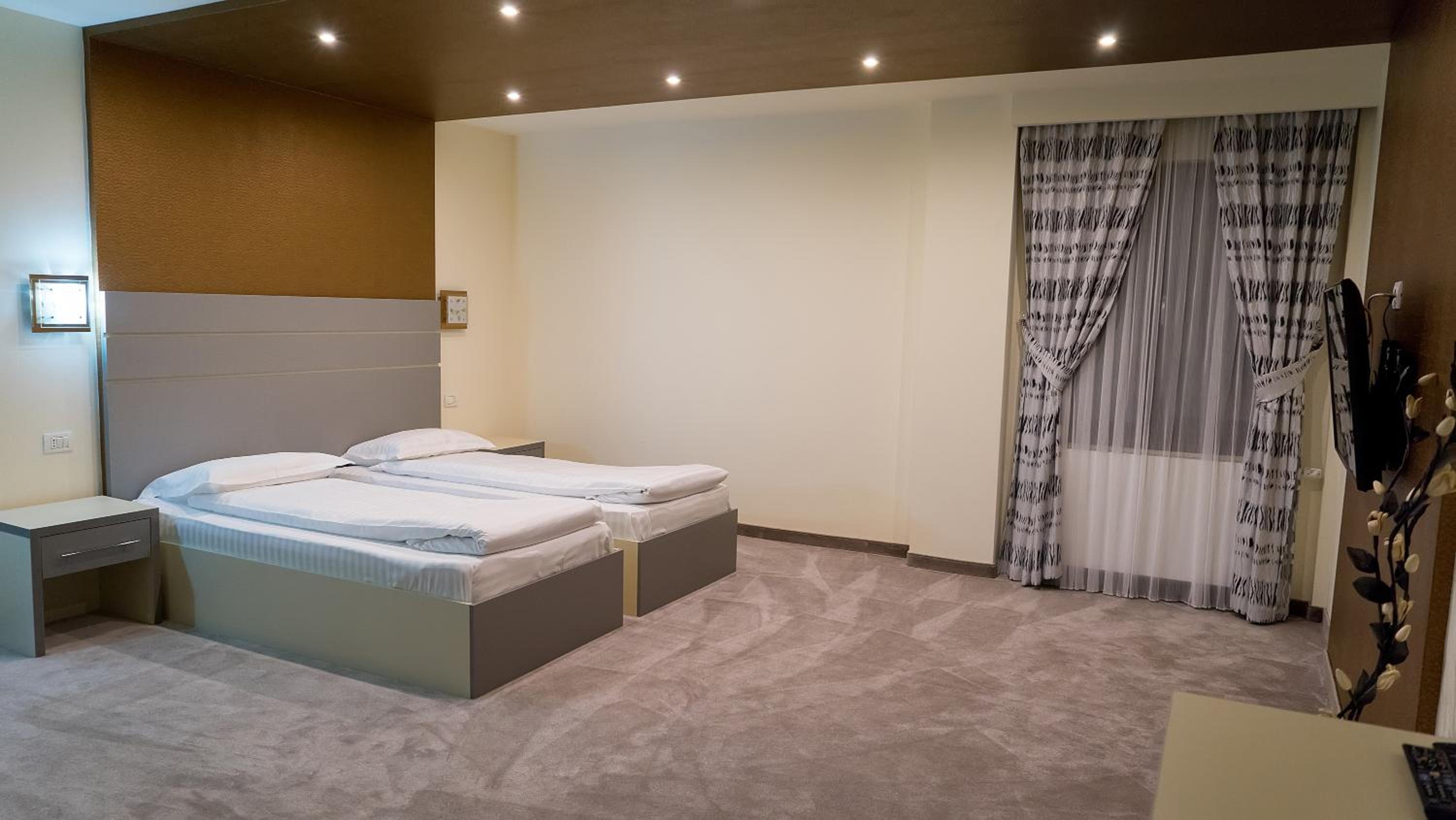 Double Room - Photo 16