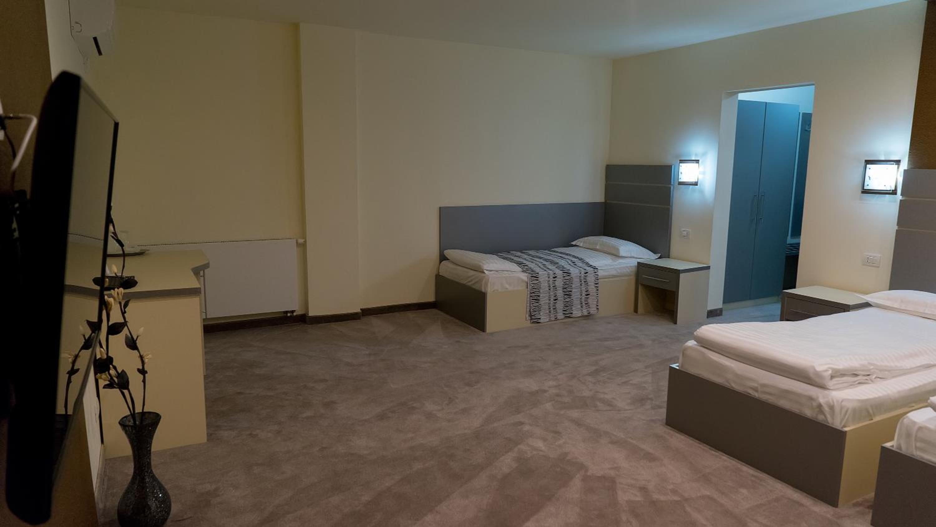 Double Room - Photo 18