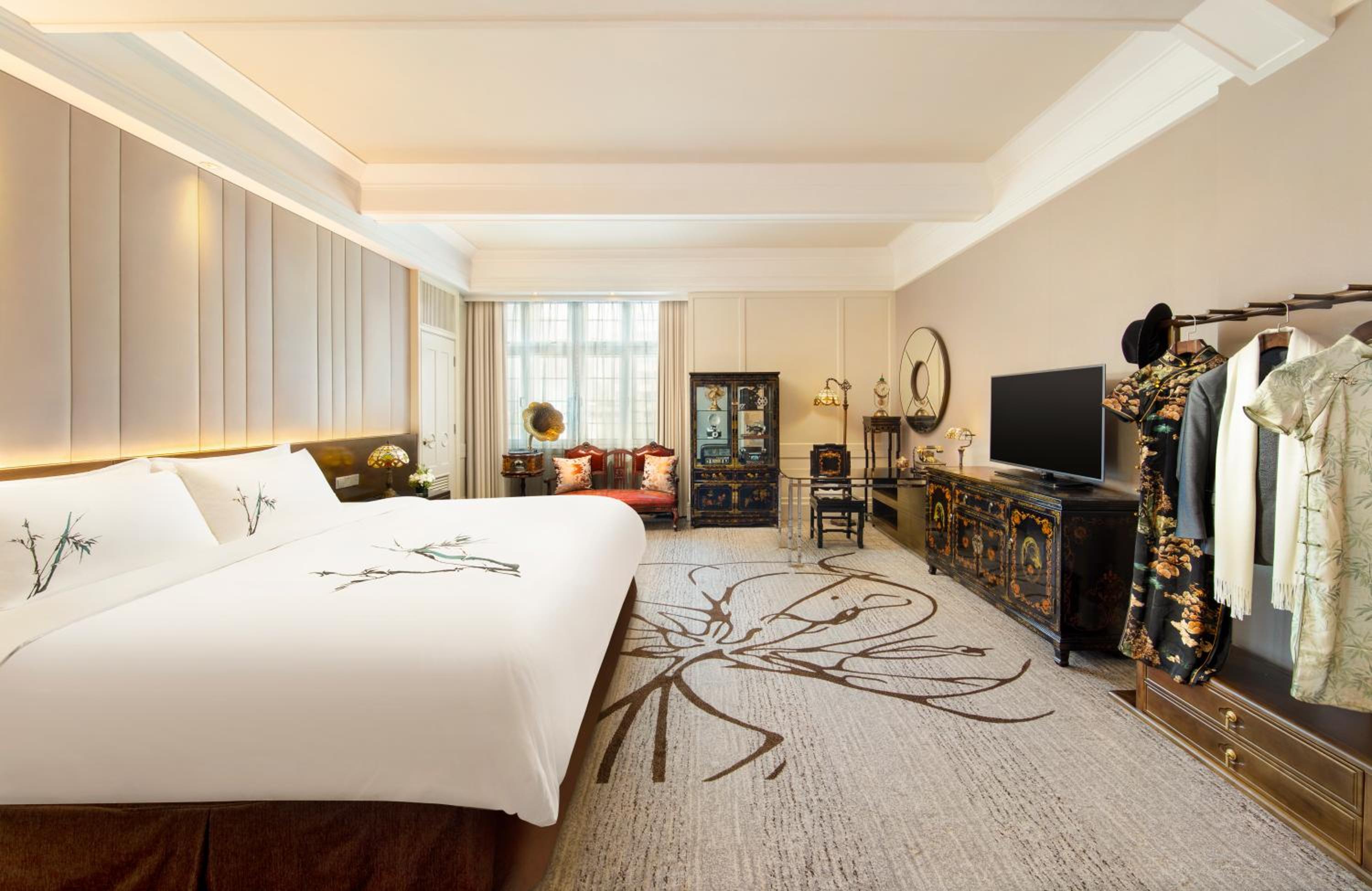 Cathay Building1926 Premier Deluxe Theme King Bed Room