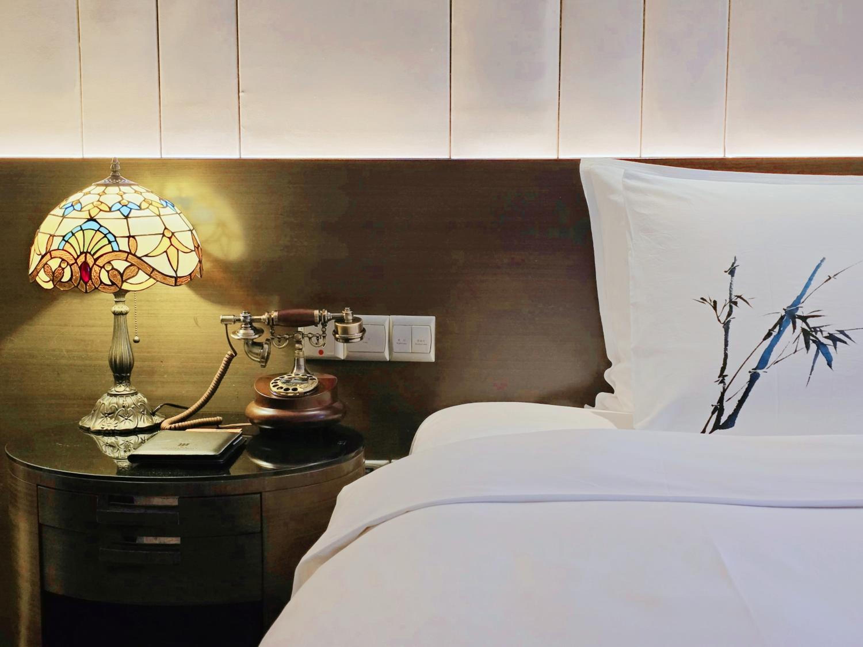 Cathay Building1926 Premier Deluxe Theme King Bed Room