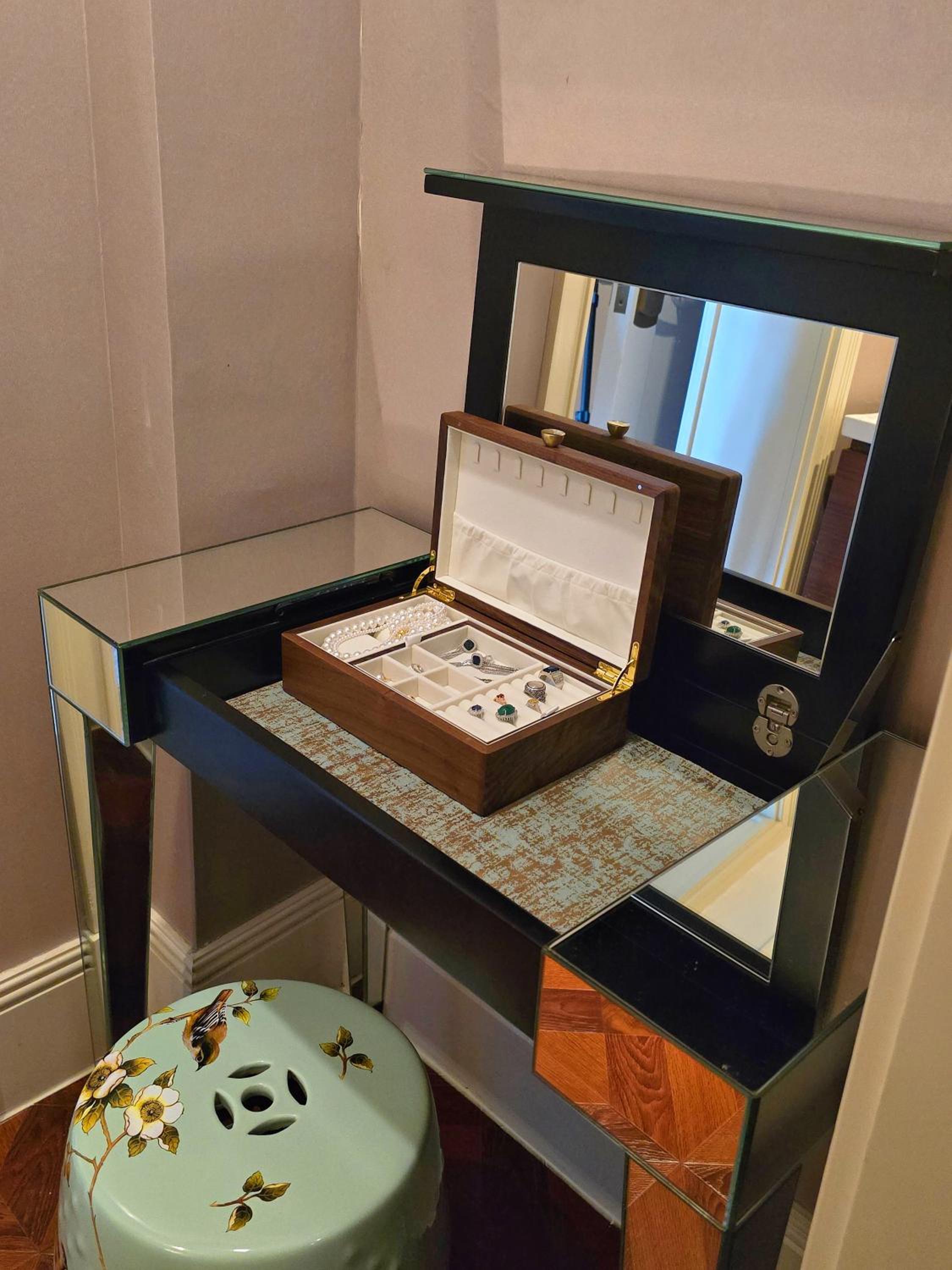 Cathay Building1926 Premier Deluxe Theme King Bed Room