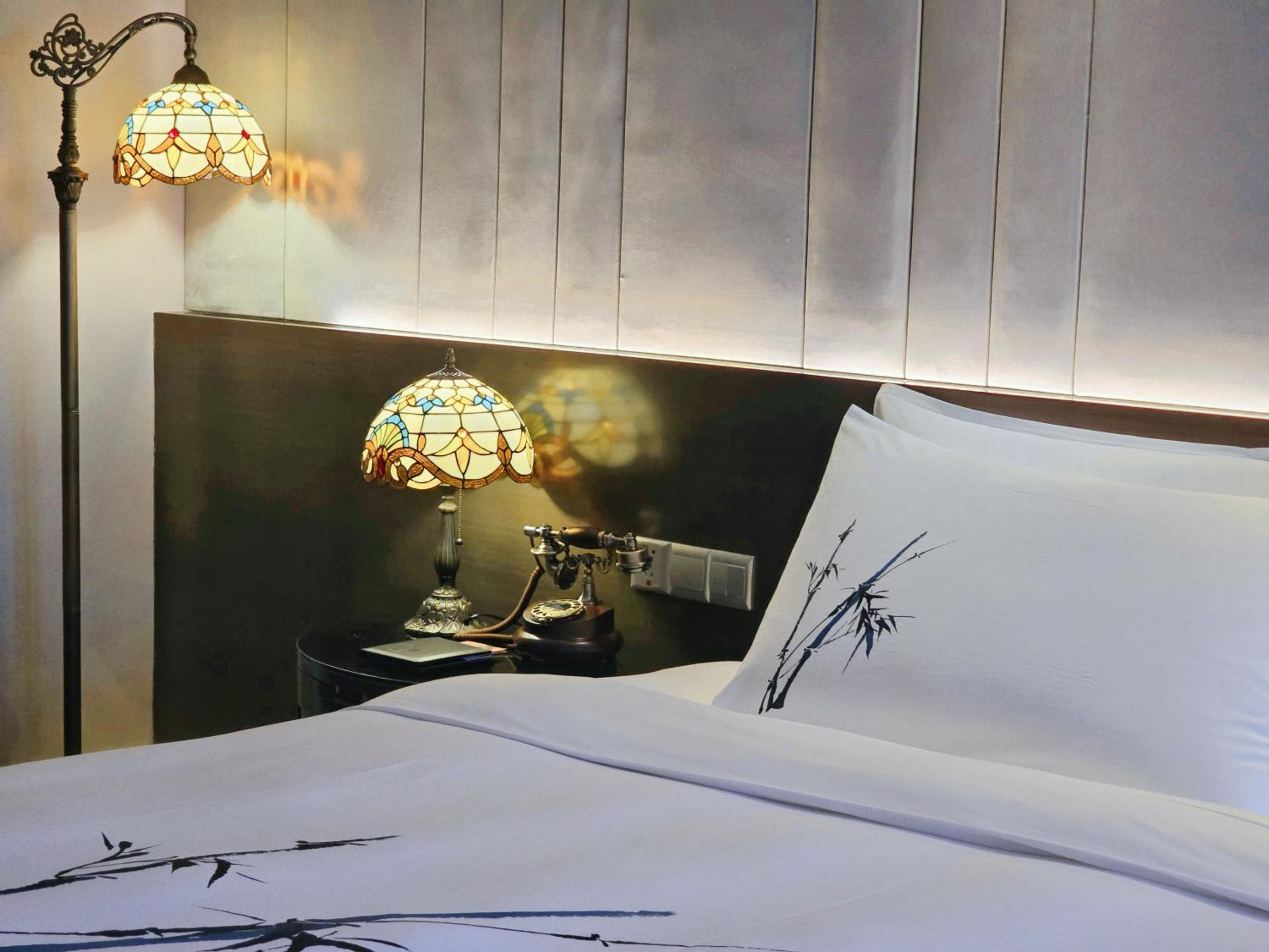 Cathay Building1926 Premier Deluxe Theme King Bed Room thumbnail 6