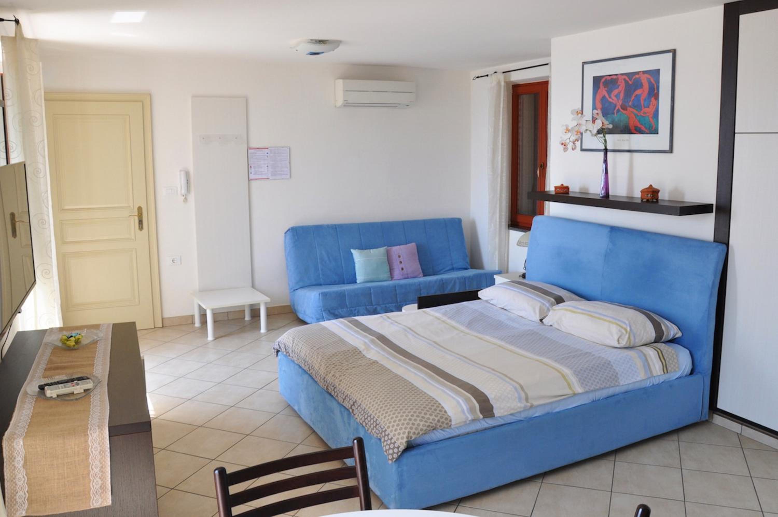 One-Bedroom Apartment with Street View photo 1