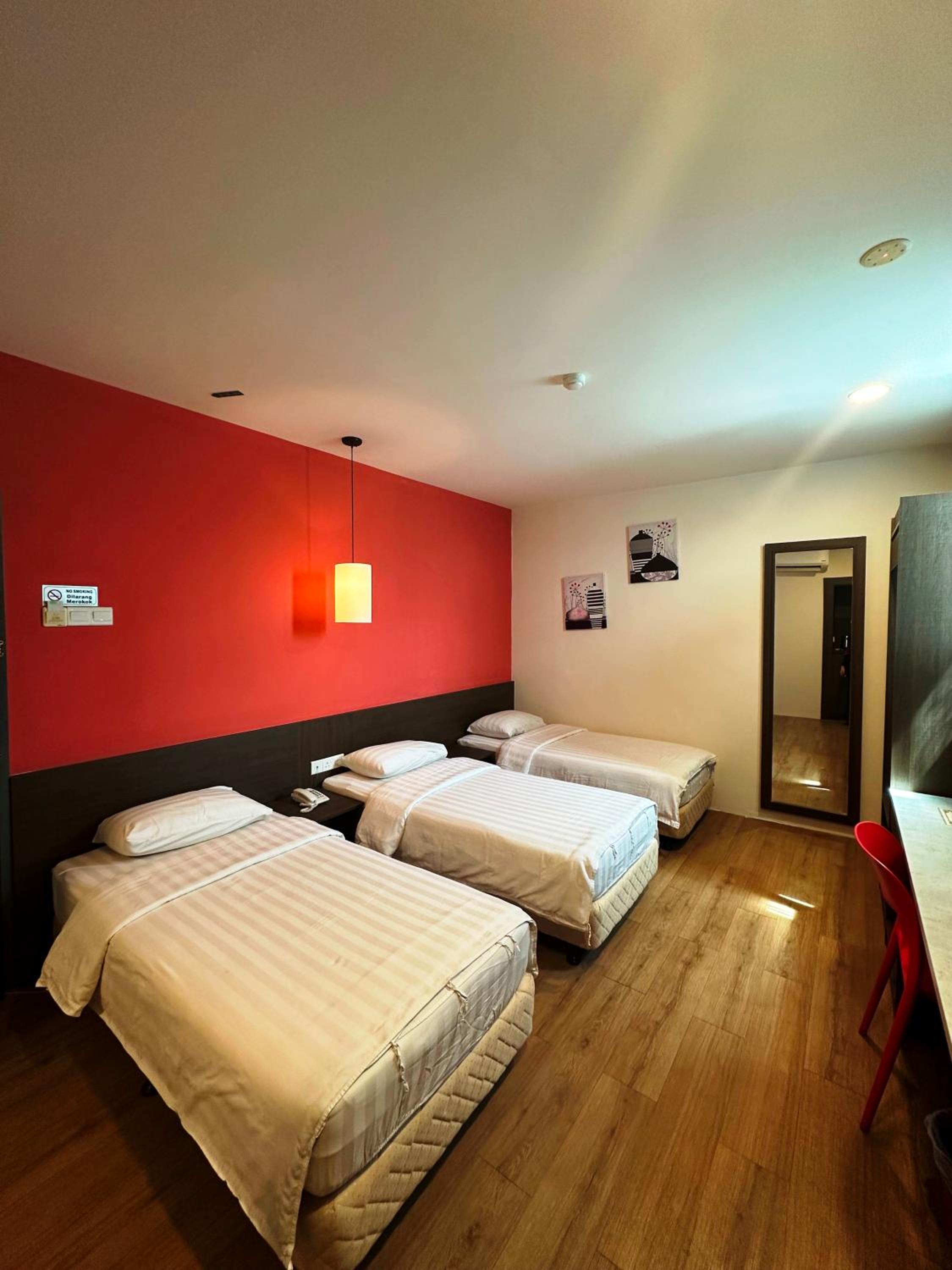Deluxe Triple Room with 3 Single Bed