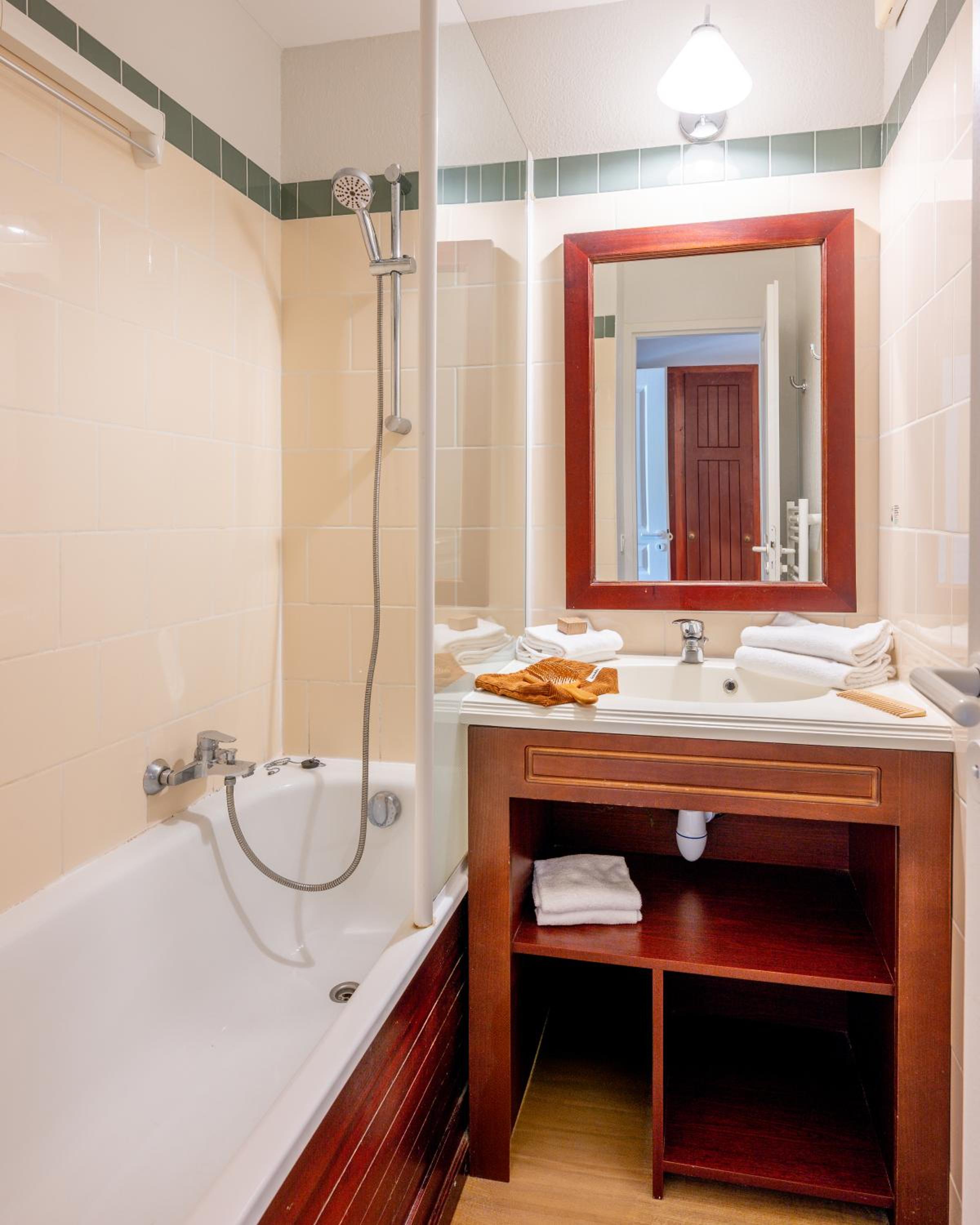 One-Bedroom Apartment with Sleeping Alcove and Terrace or Balcony (6 People)